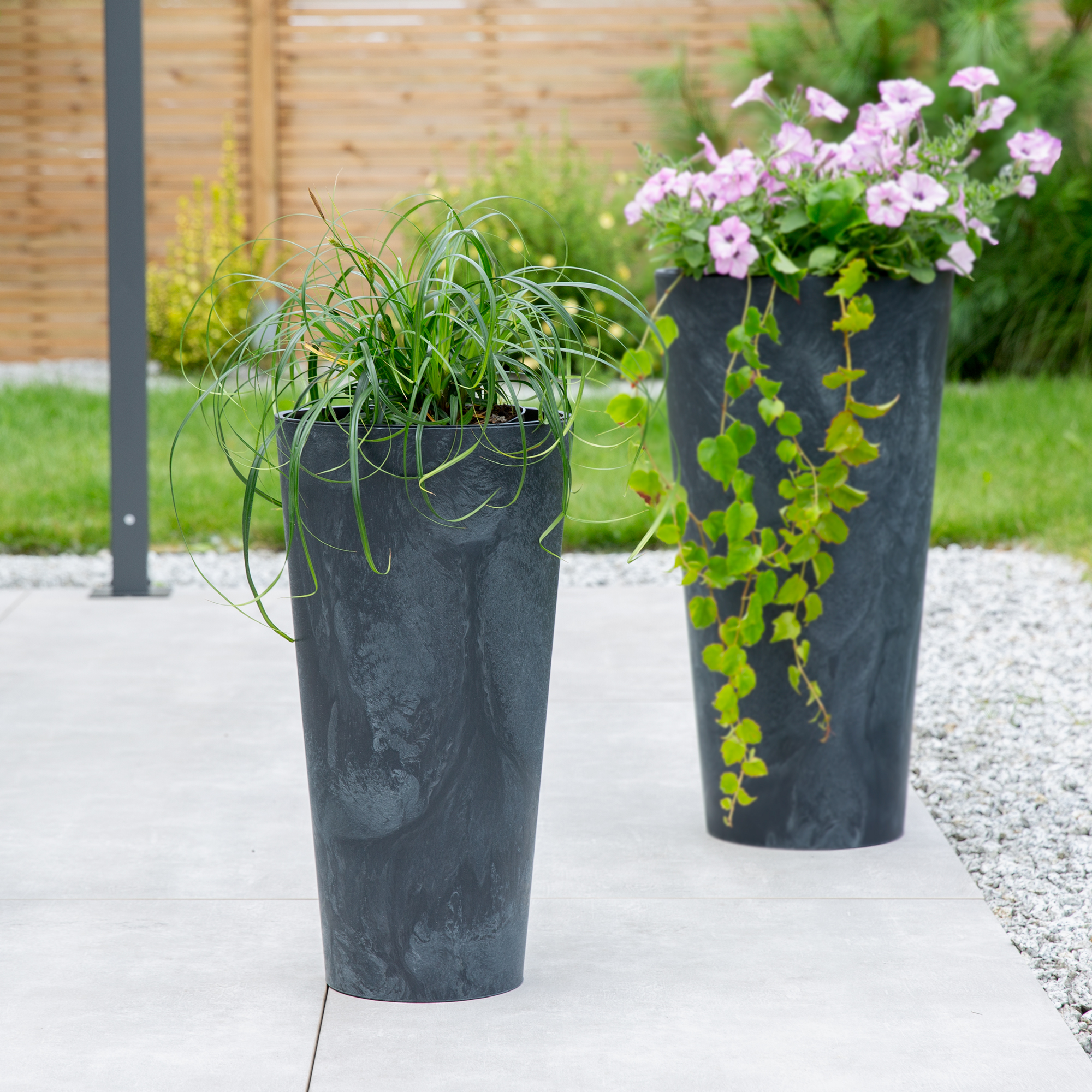 Antracitový plastový květináč s vložkou Tubus Slim Beton Effect 47,6 cm PROSPERPLAST