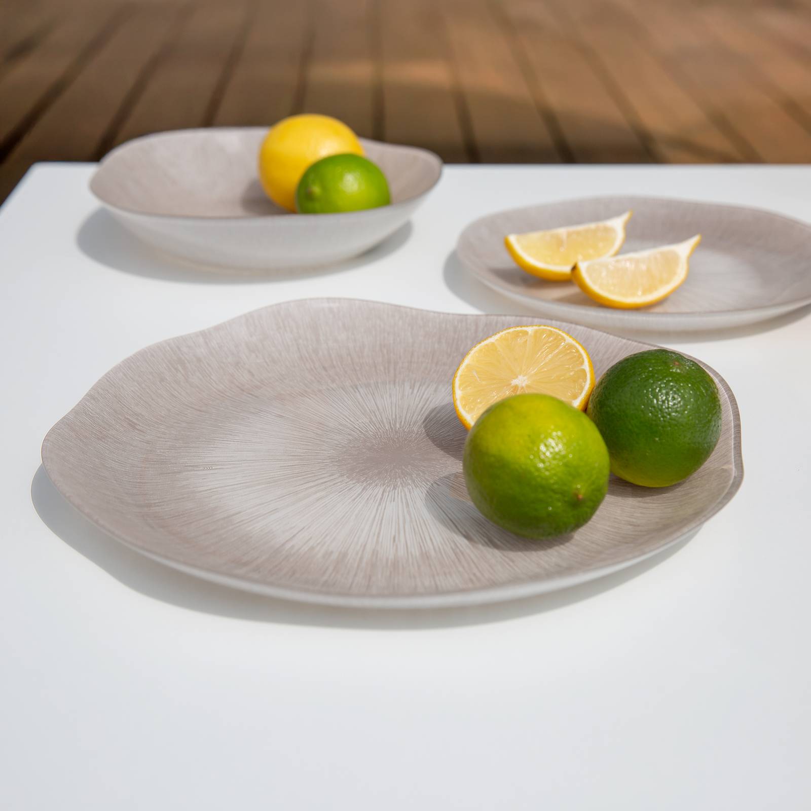 Plytký sklenený tanier Starmarble Grey 26,5 cm LUMINARC