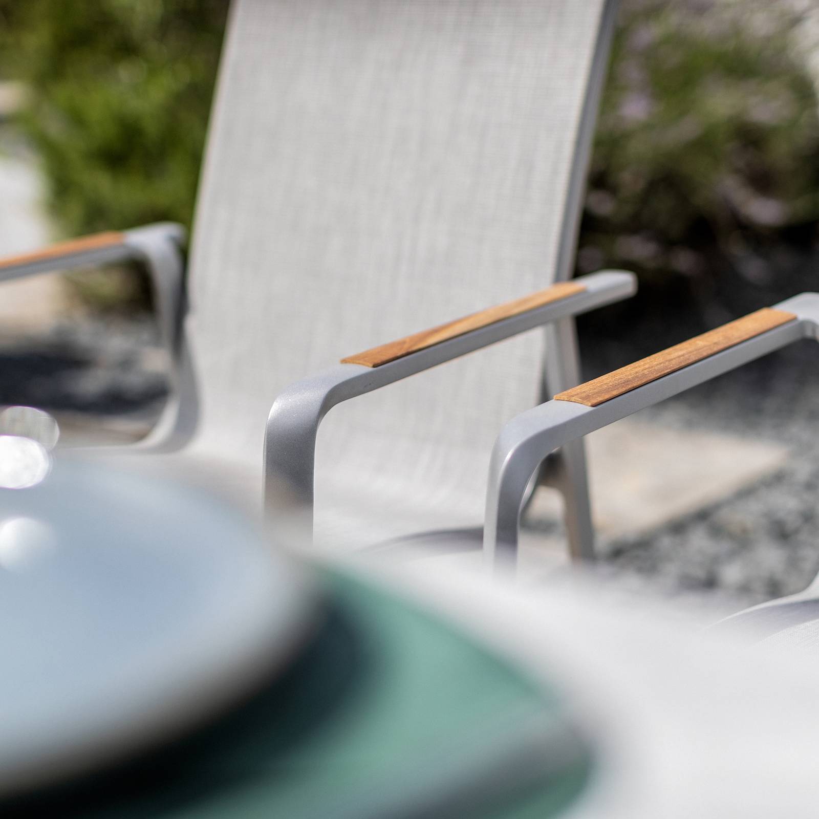 Krzesło ogrodowe z tekowymi podłokietnikami Diamond srebrne KETTLER 0103902-0500