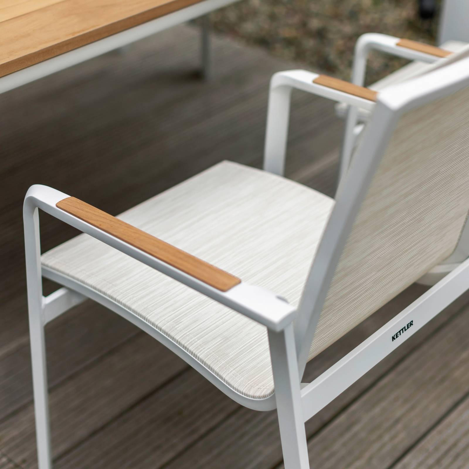 Krzesło ogrodowe z tekowymi podłokietnikami Diamond biało-beżowe KETTLER 0103902-5800