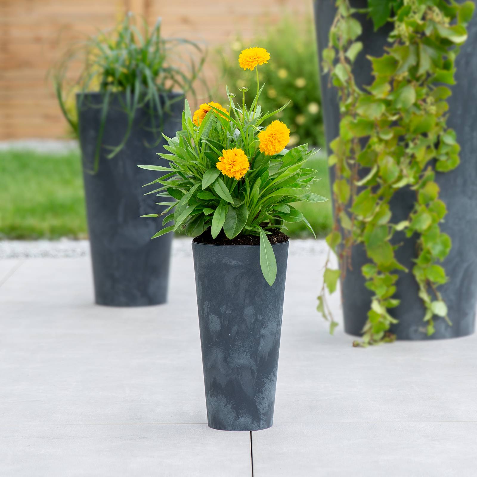 Antracitový plastový květináč s vložkou Tubus Slim Beton Effect 29 cm PROSPERPLAST
