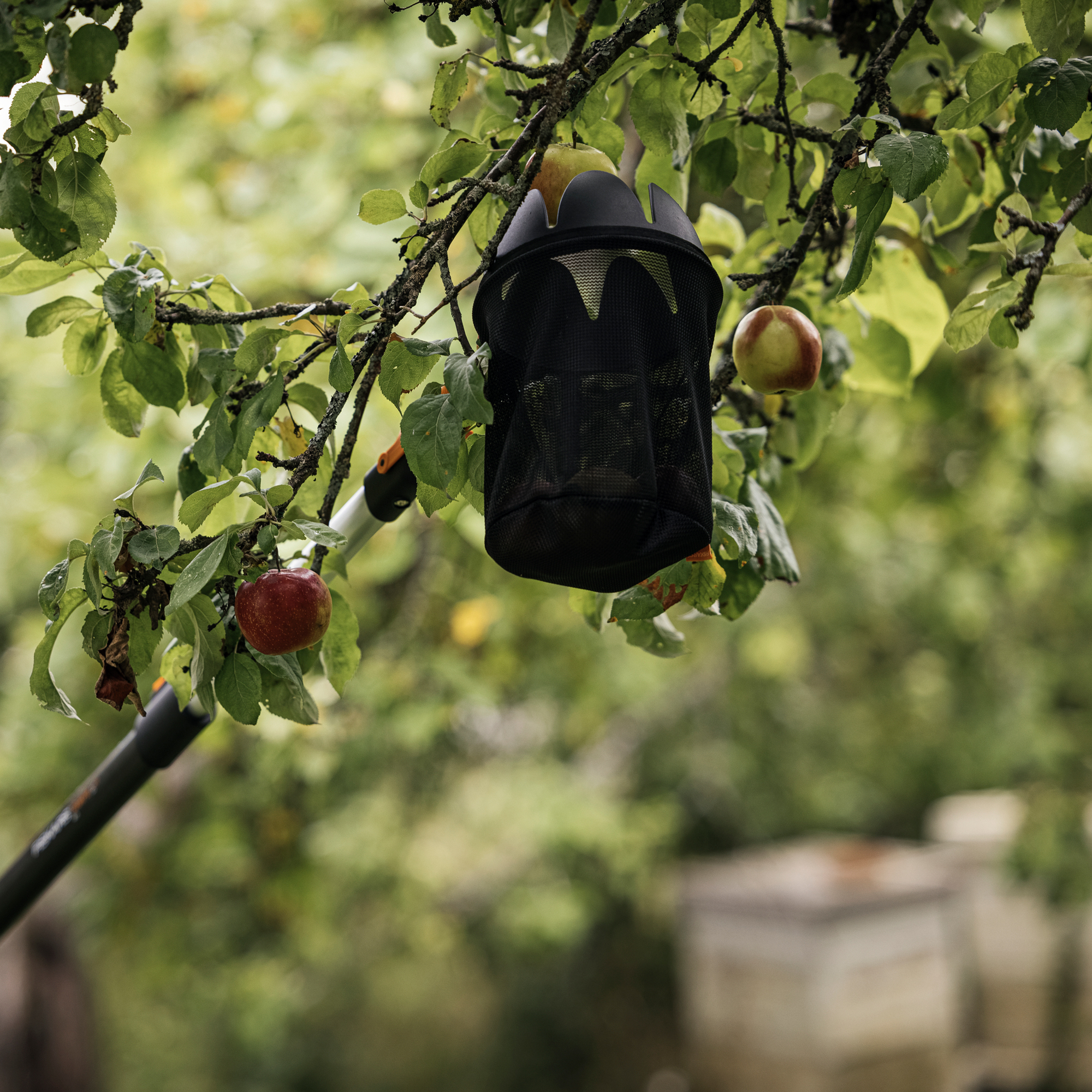 Zbierak do owoców QuikFit™ czarny FISKARS