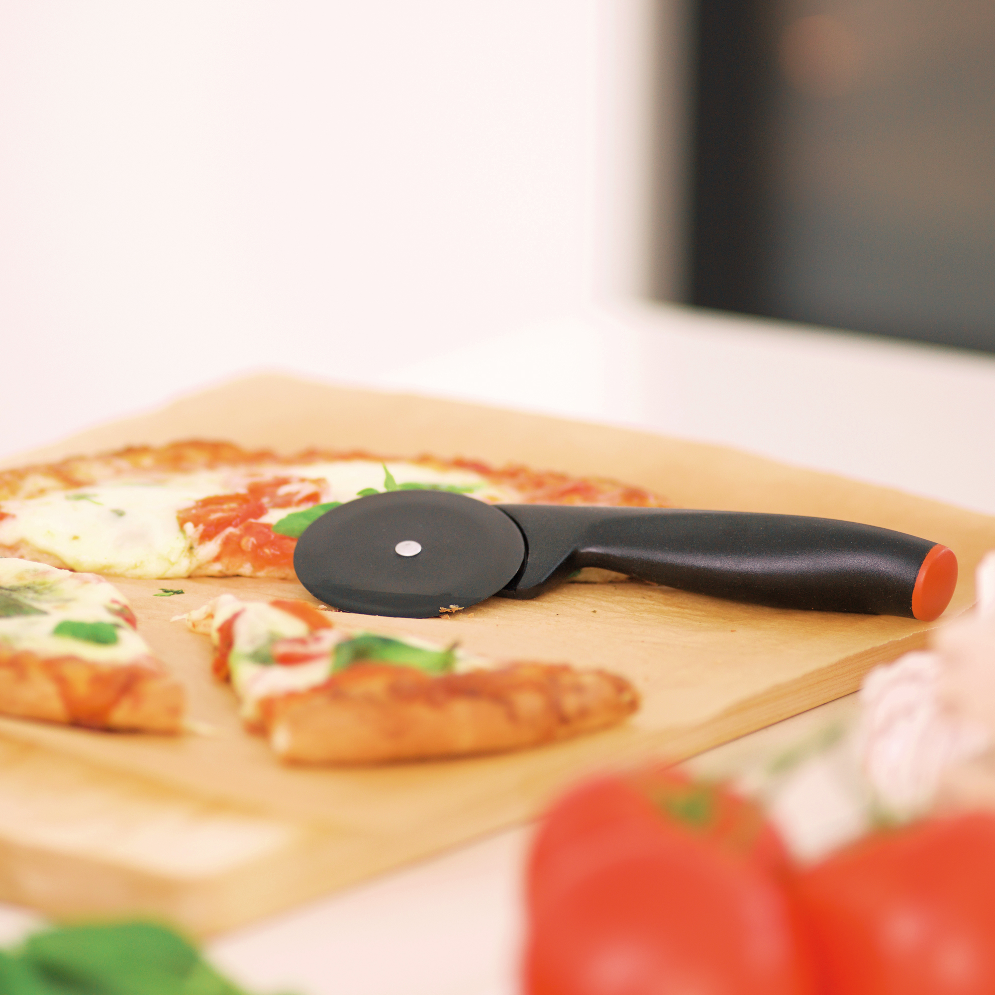Nůž na pizzu Functional Form 26 cm FISKARS