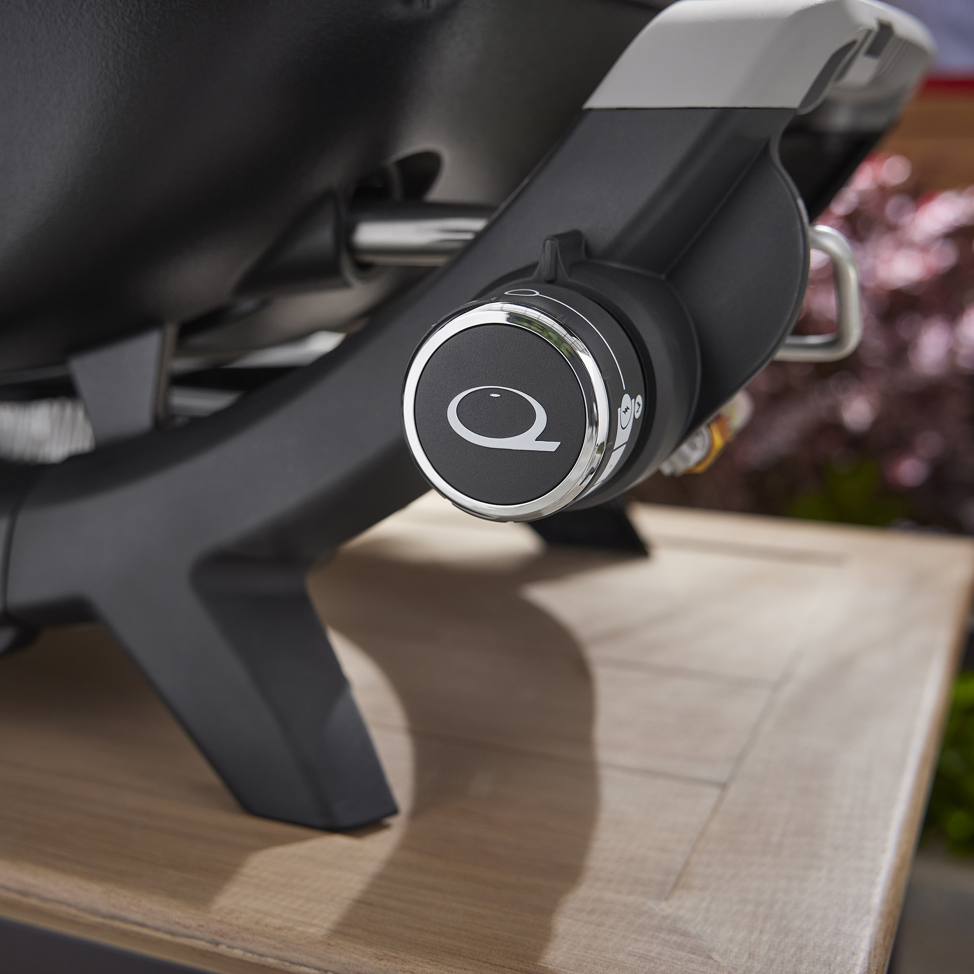 Grill gazowy Q 2200N ze stojakiem WEBER 1501094