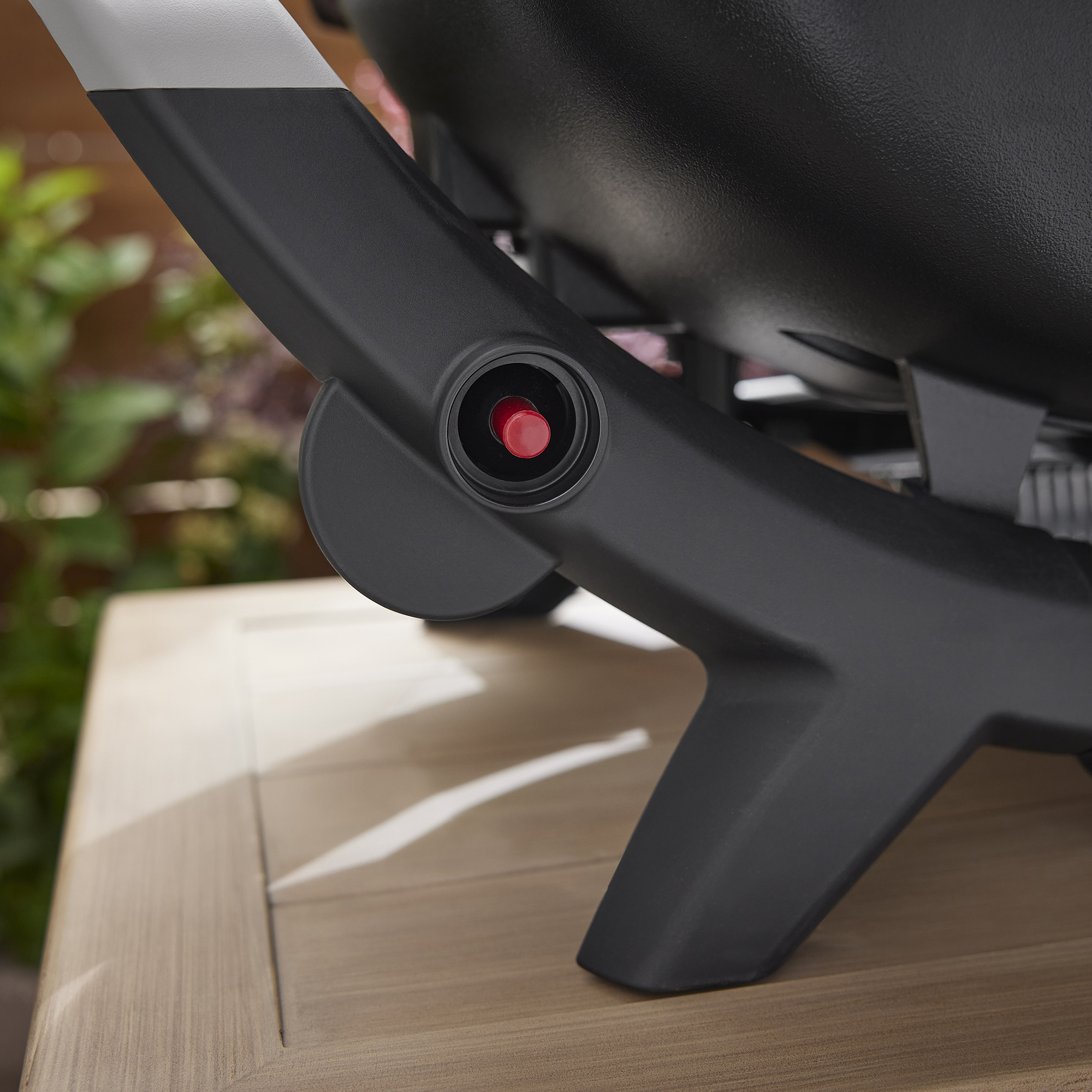 Grill gazowy Q 2200N ze stojakiem WEBER 1501094