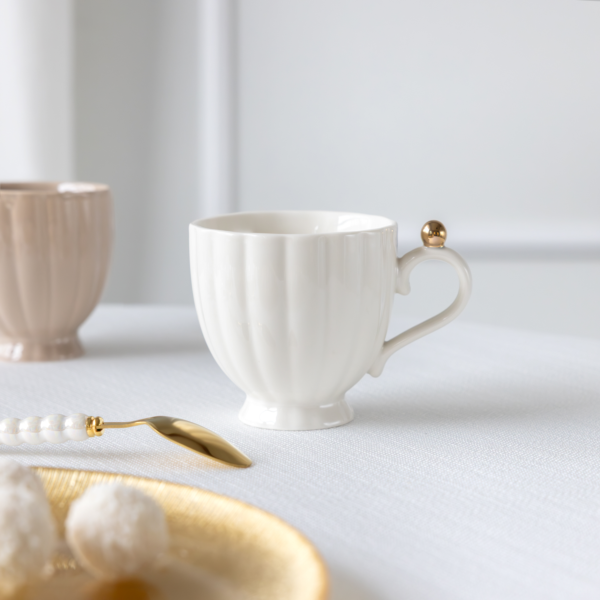 Kopp Curly Gold 250 ml vit AMBITION