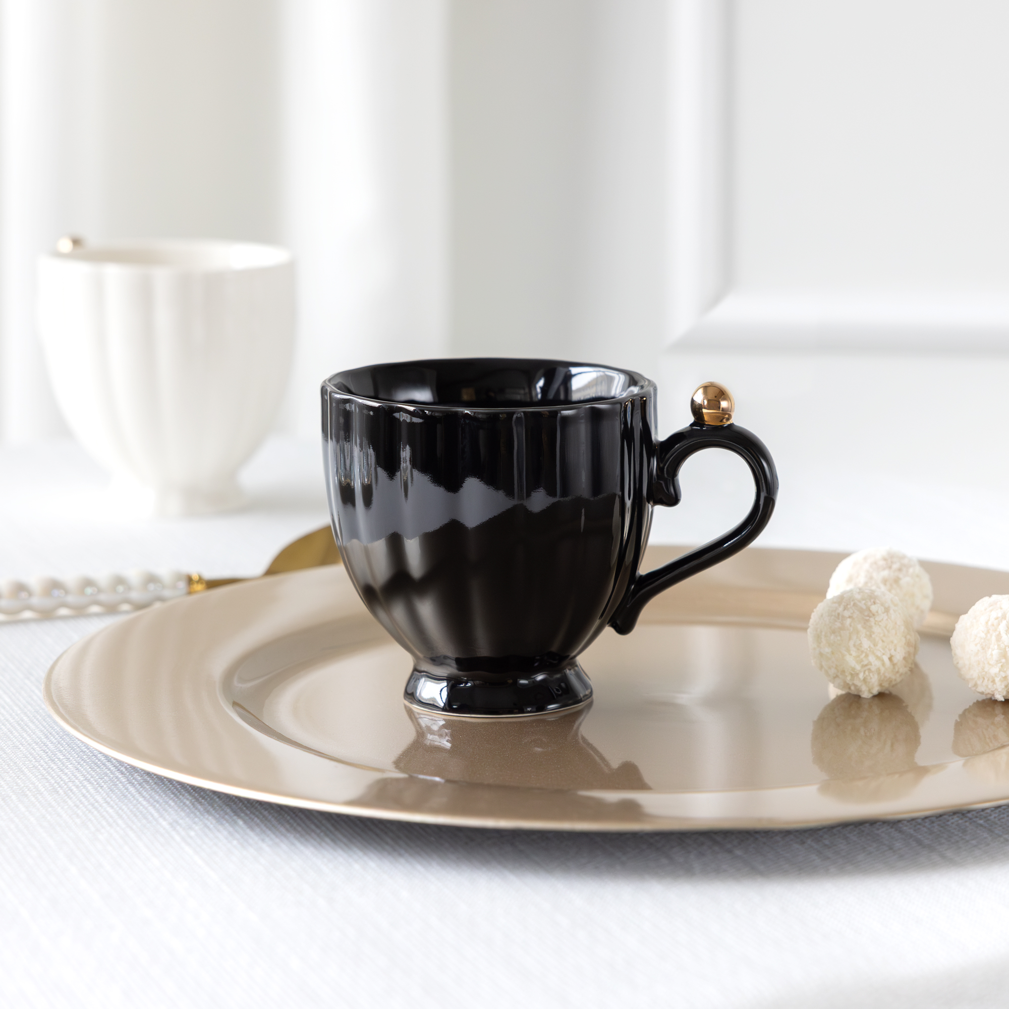 Kopp Curly Gold 250 ml svart AMBITION