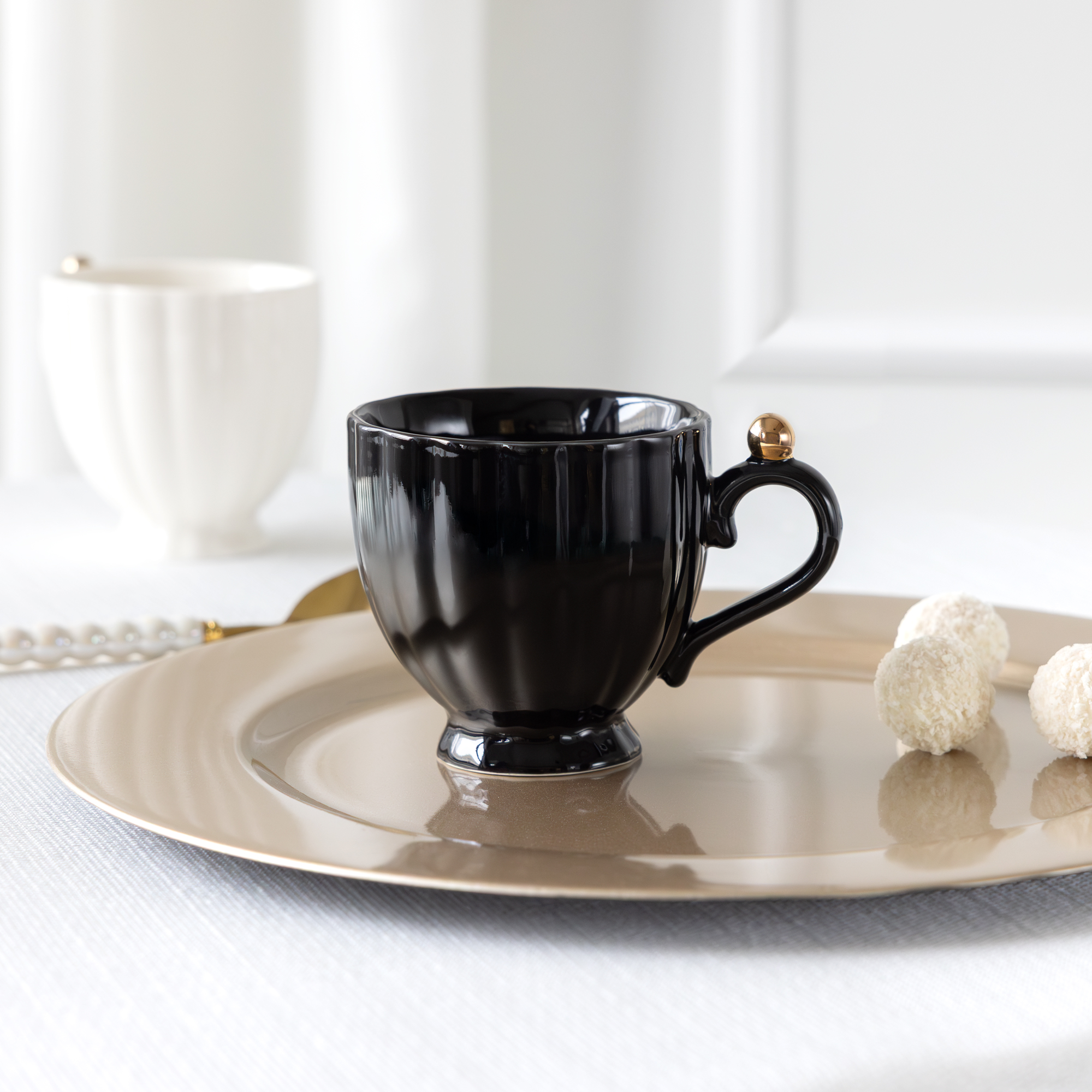 Čierna porcelánová šálka na stopke Curly Gold 250 ml AMBITION