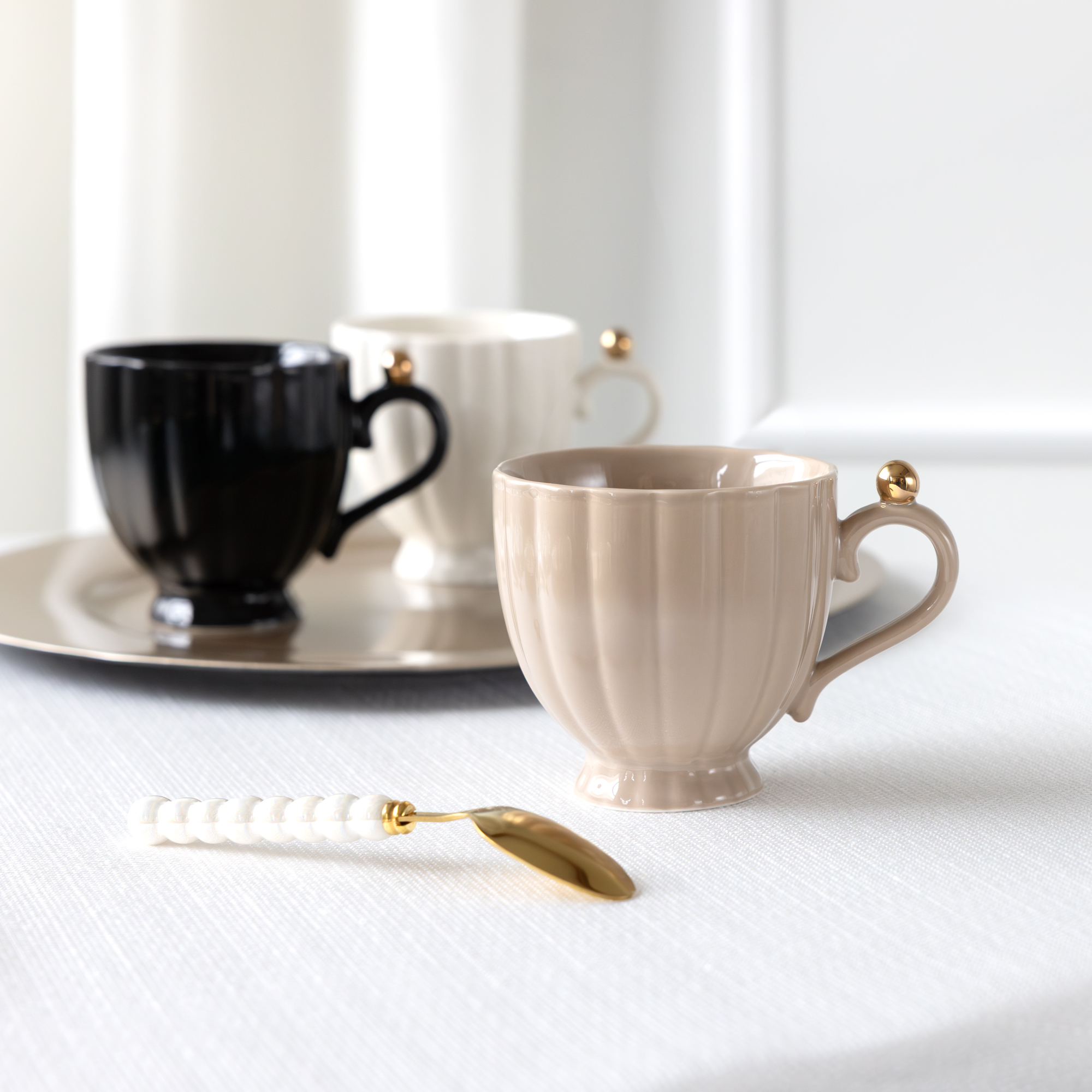 Béžová porcelánová šálka na stopke Curly Gold 250 ml AMBITION