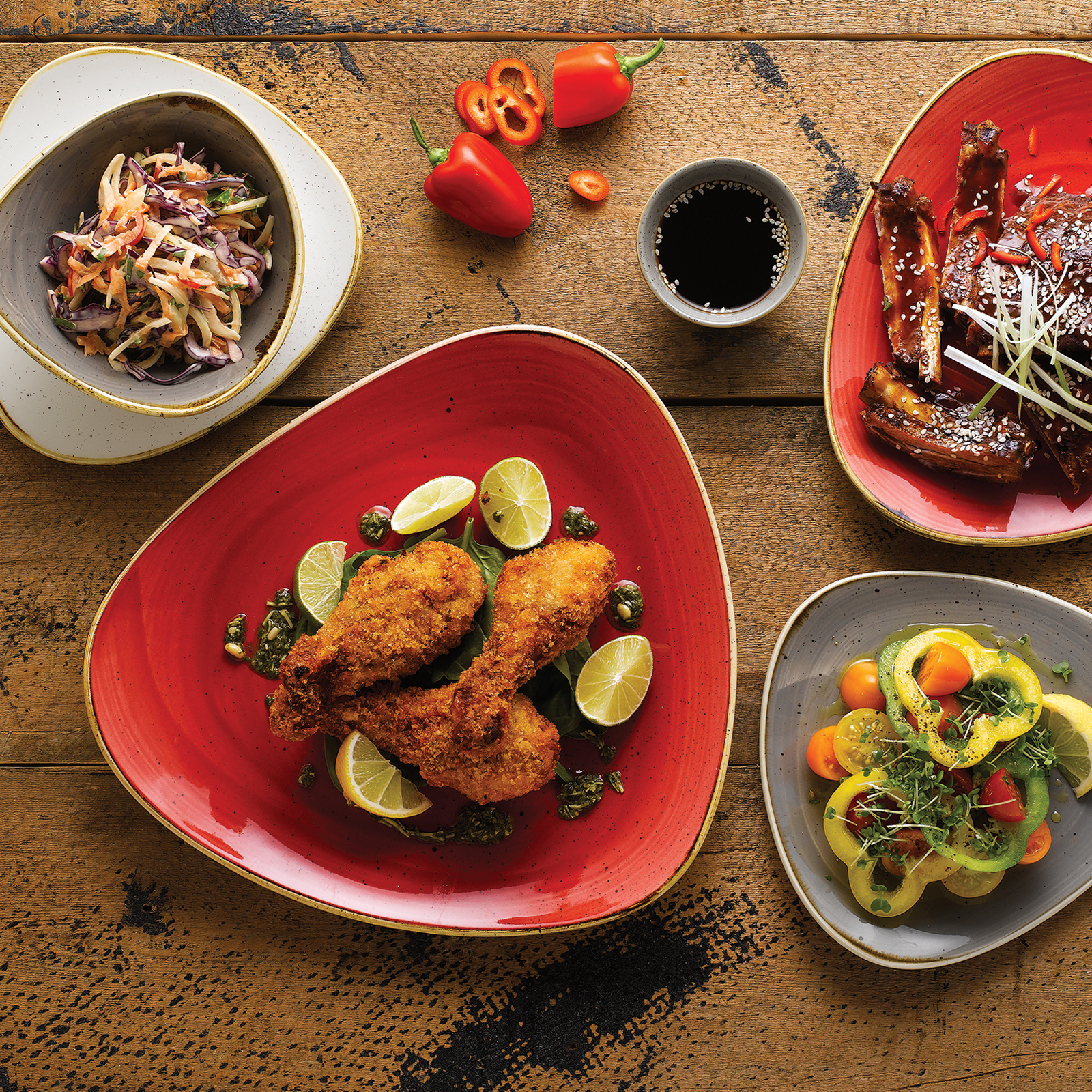 Talerz ceramiczny trójkątny Stonecast Berry Red 26,5 cm CHURCHILL