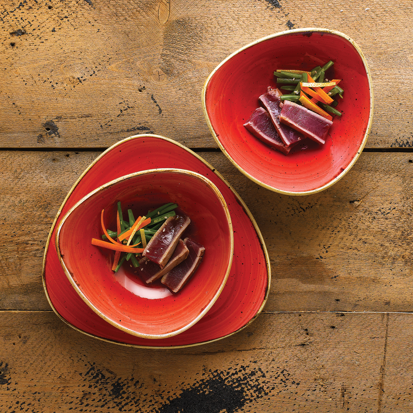 Talerz ceramiczny trójkątny Stonecast Berry Red 26,5 cm CHURCHILL