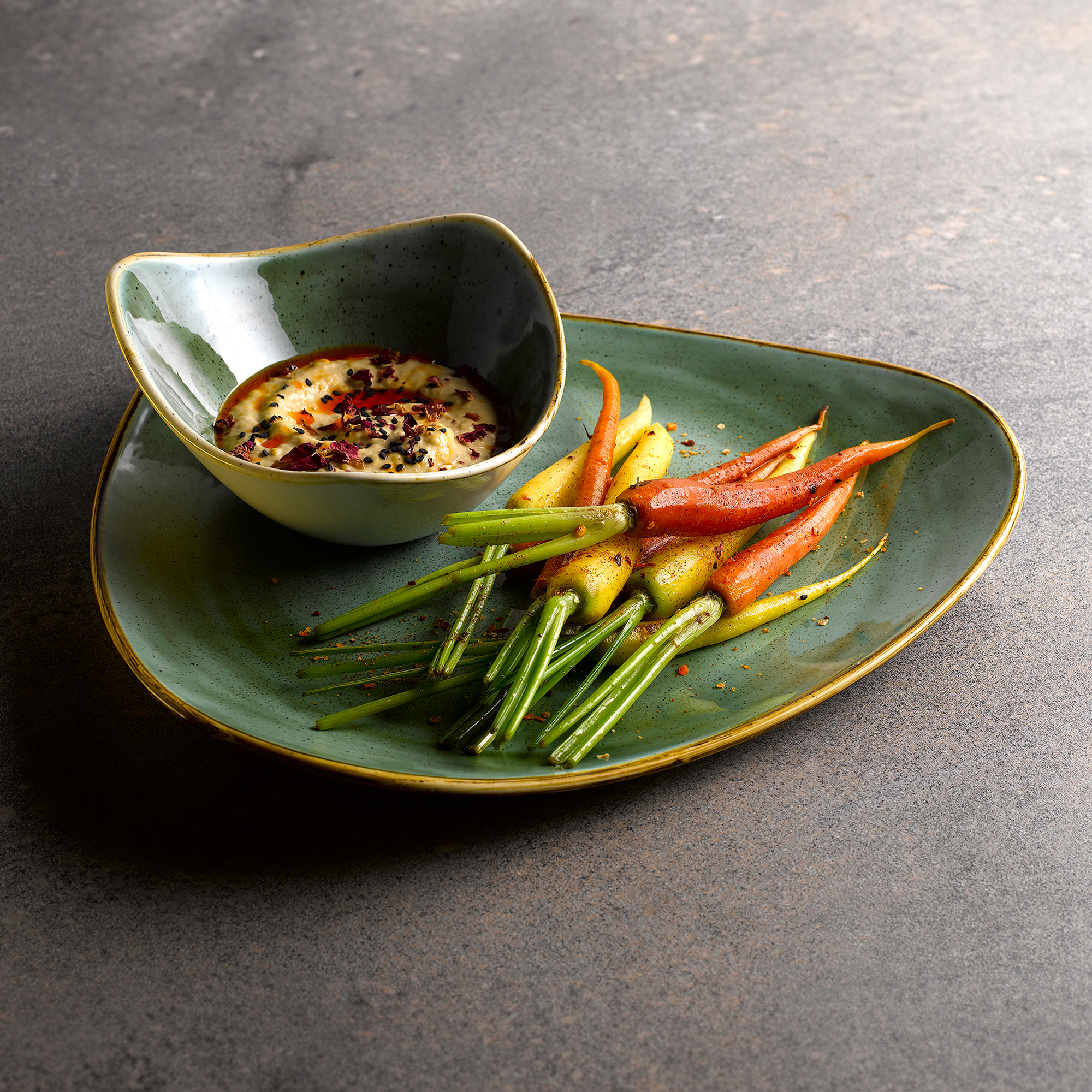 Talerz ceramiczny trójkątny Stonecast Samphire Green 26,5 cm CHURCHILL