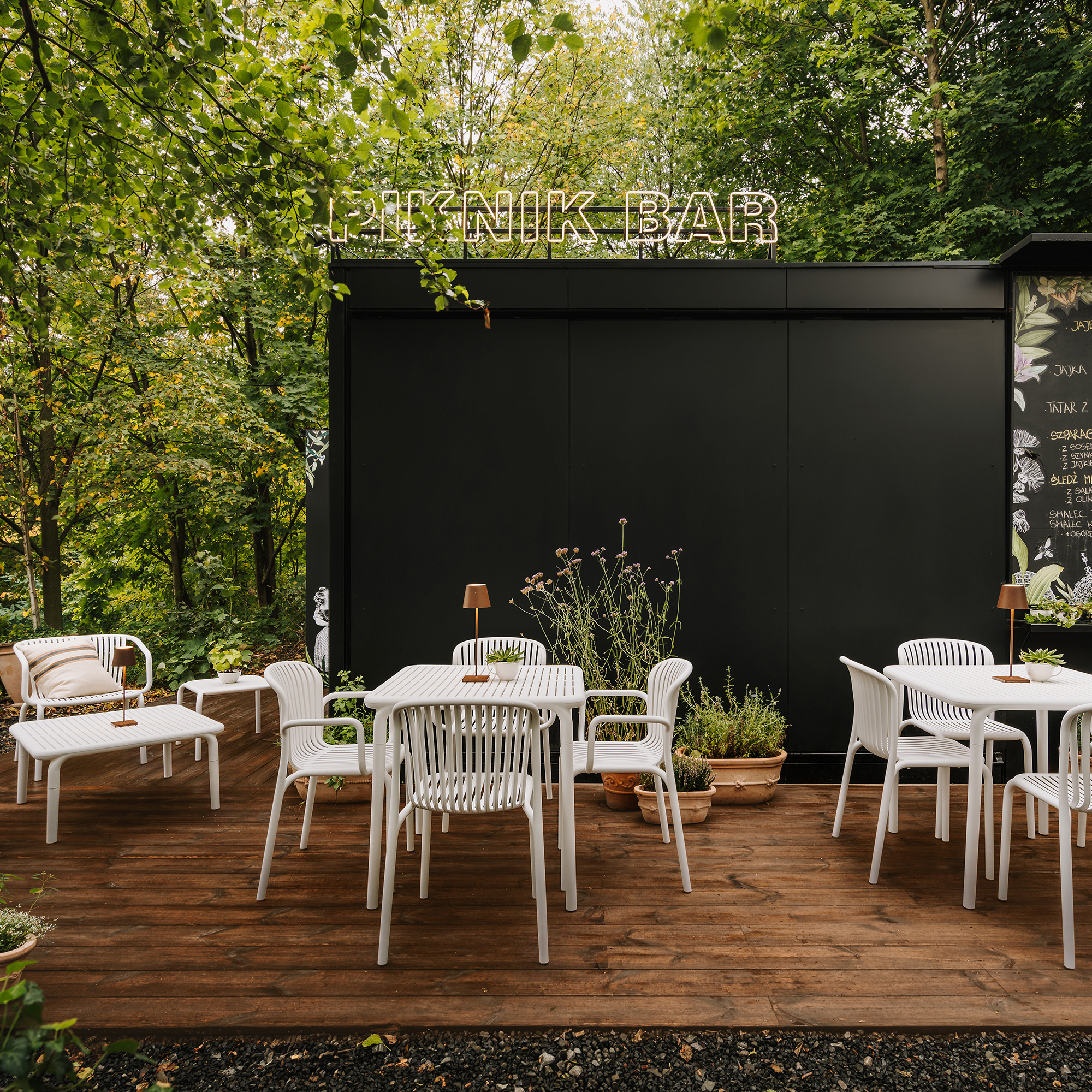 Sedia da giardino con braccioli Brene White FERNE