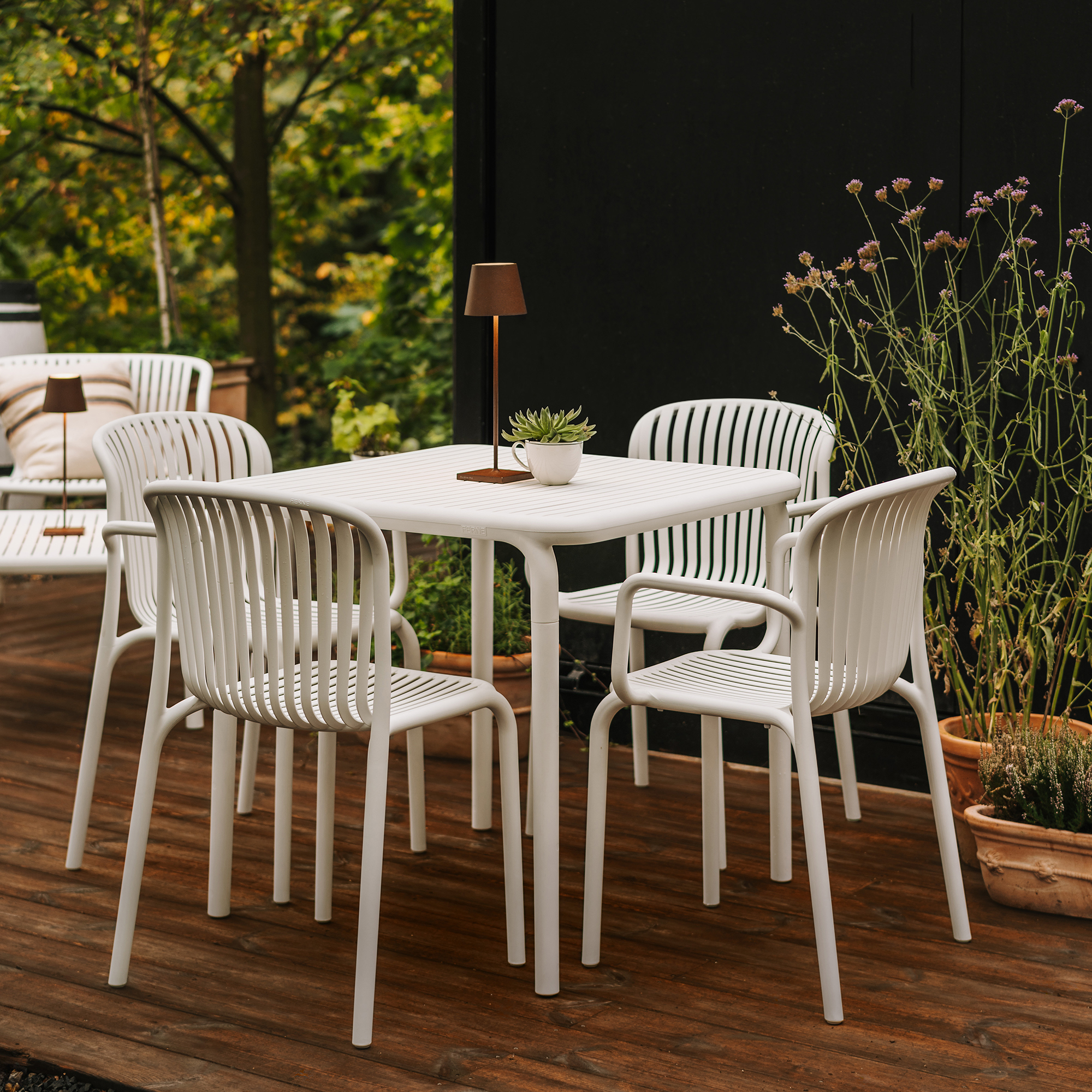 Sedia da giardino con braccioli Brene White FERNE