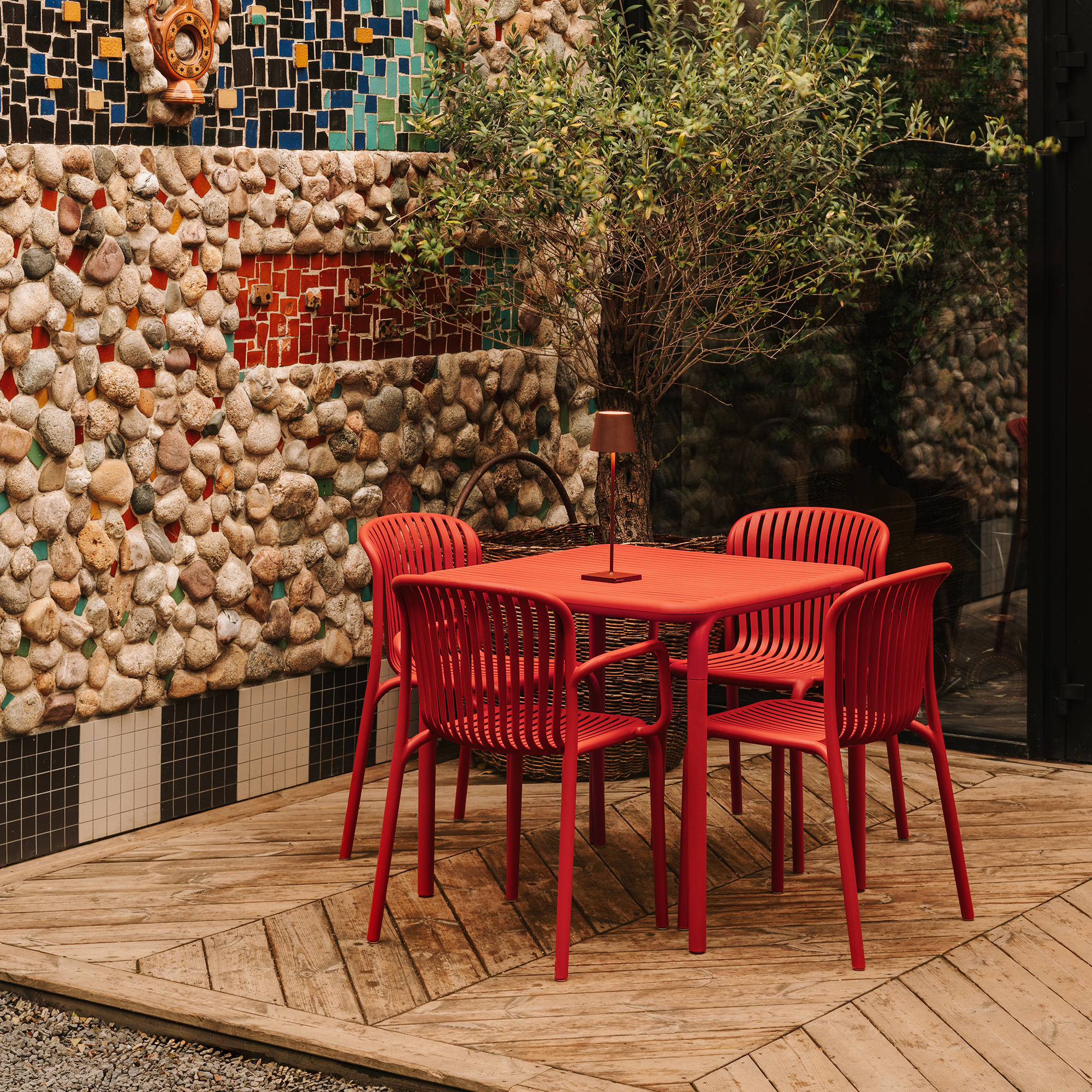 Plastový záhradný stôl Brene Retro Red 79,5 x 79,5 cm FERNE