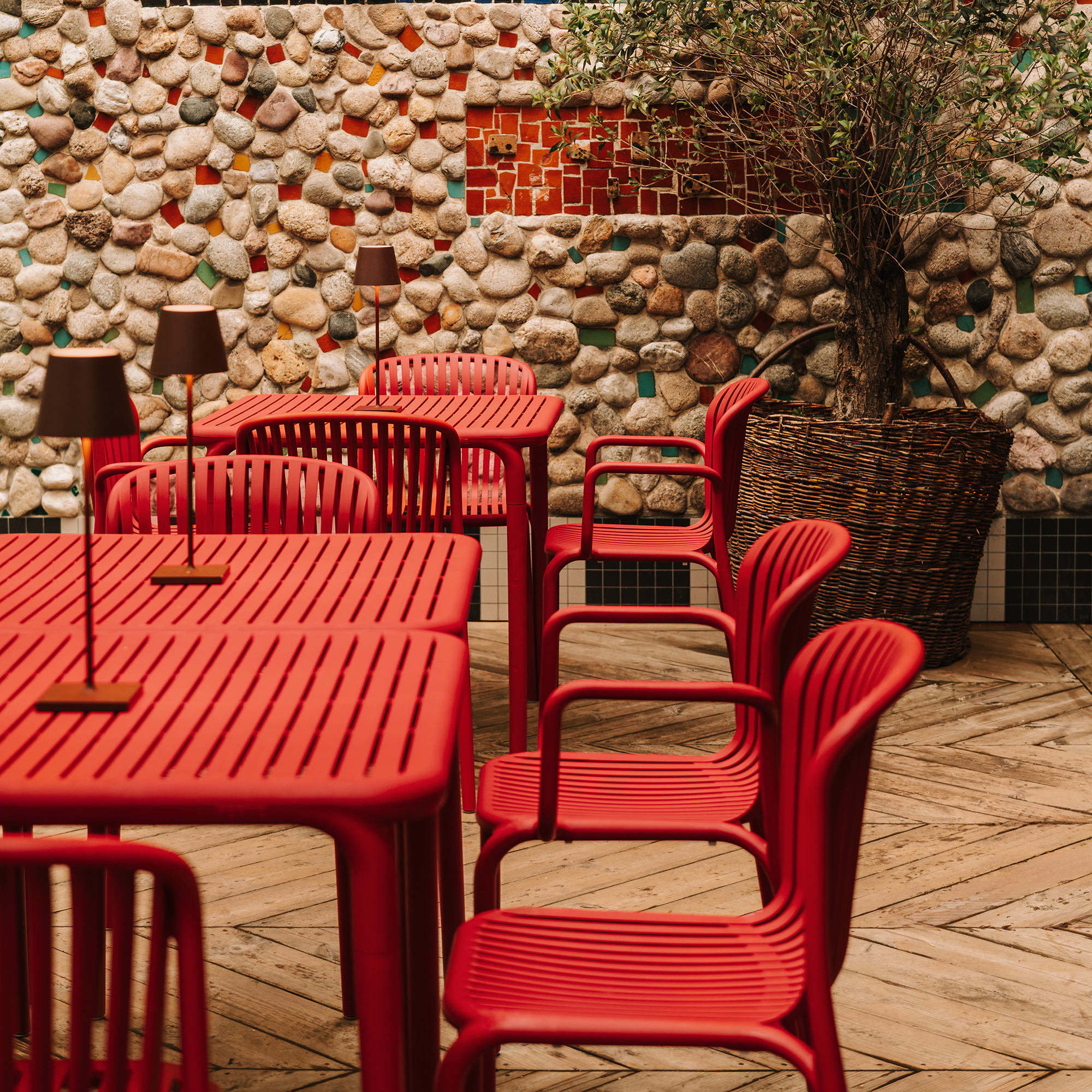 Plastový záhradný stôl Brene Retro Red 79,5 x 79,5 cm FERNE