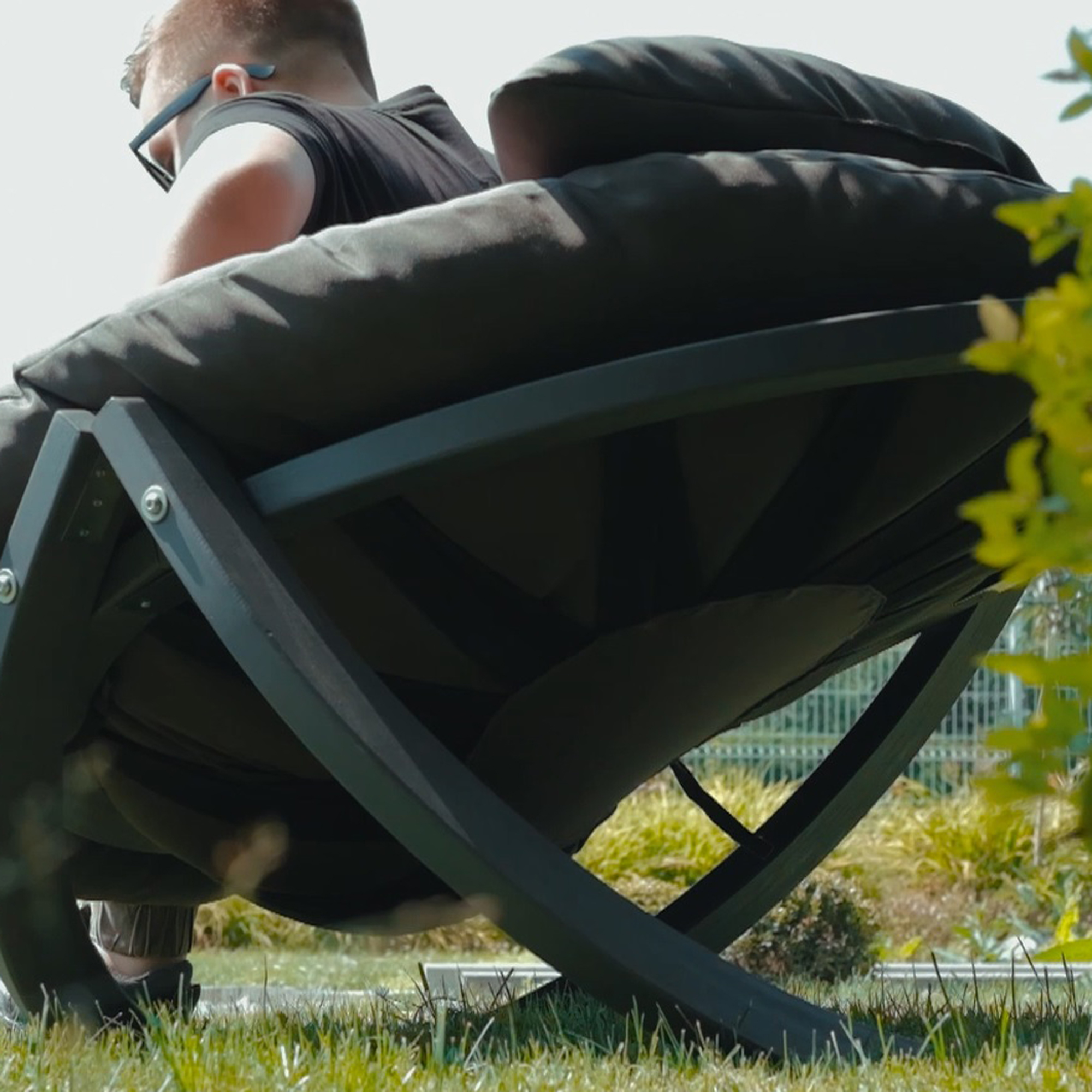 Dřevěné zahradní křeslo Tiga Outdoor grafit CZILLO