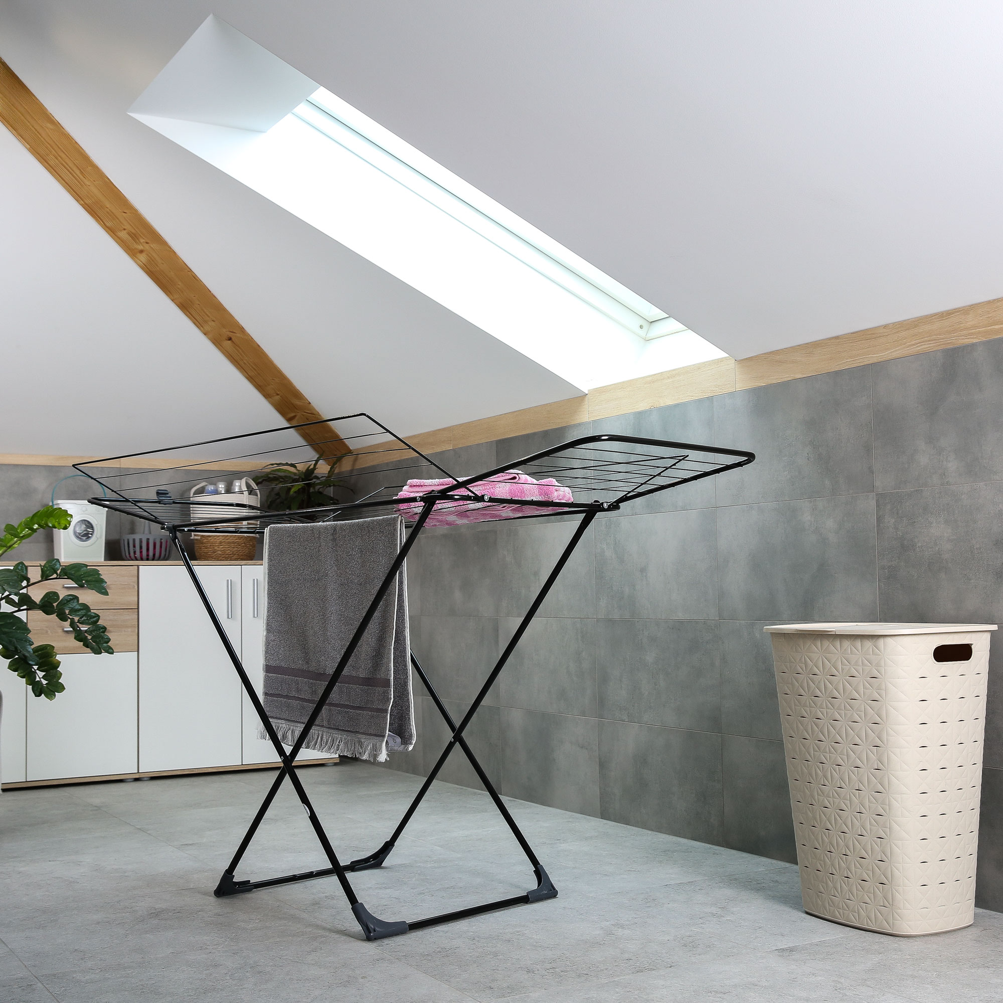Černý sušák na prádlo Black Edition H300 183 x 99 x 96 cm VELKEA