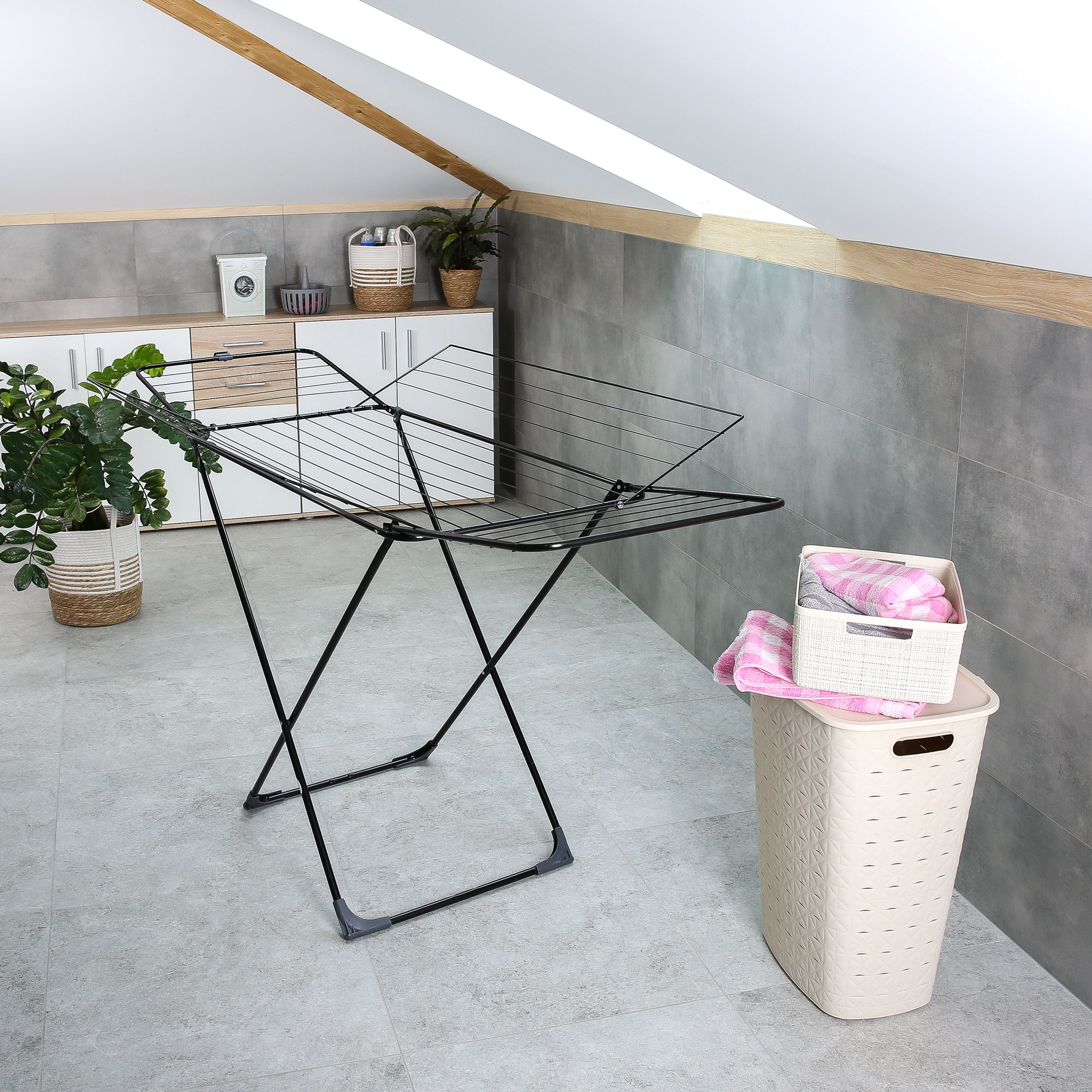 Černý sušák na prádlo Black Edition H300 183 x 99 x 96 cm VELKEA