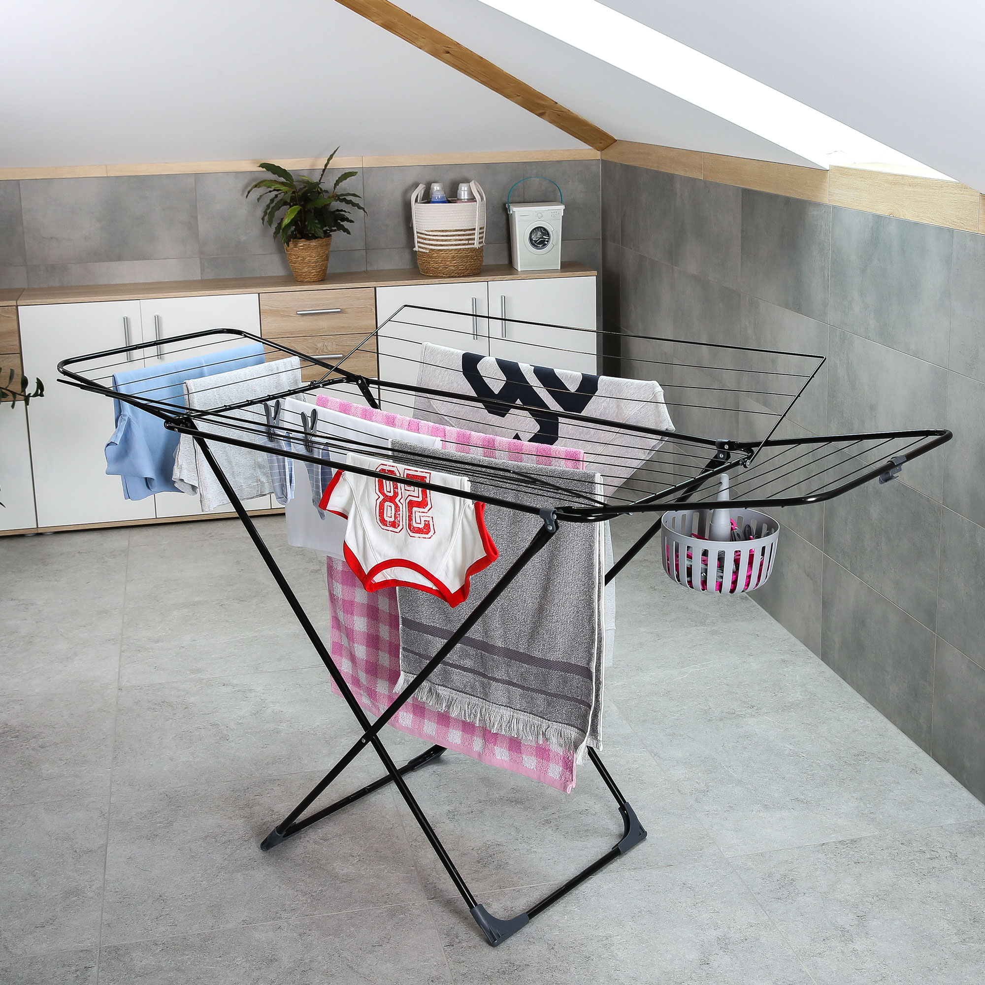 Černý sušák na prádlo Black Edition H300 183 x 99 x 96 cm VELKEA
