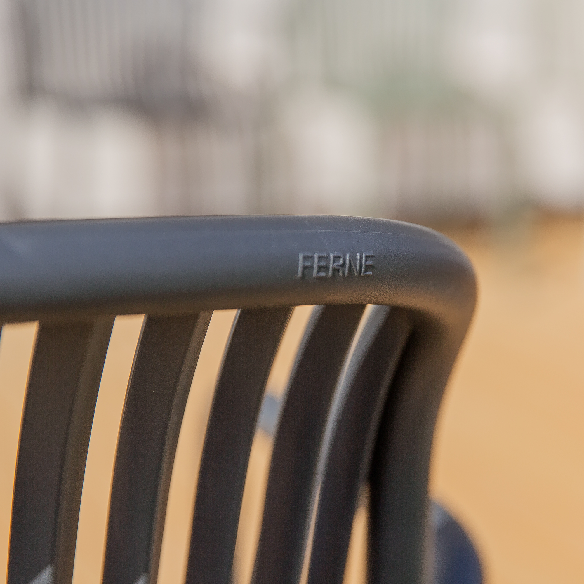 Sedia da giardino con braccioli Brene Carbon FERNE