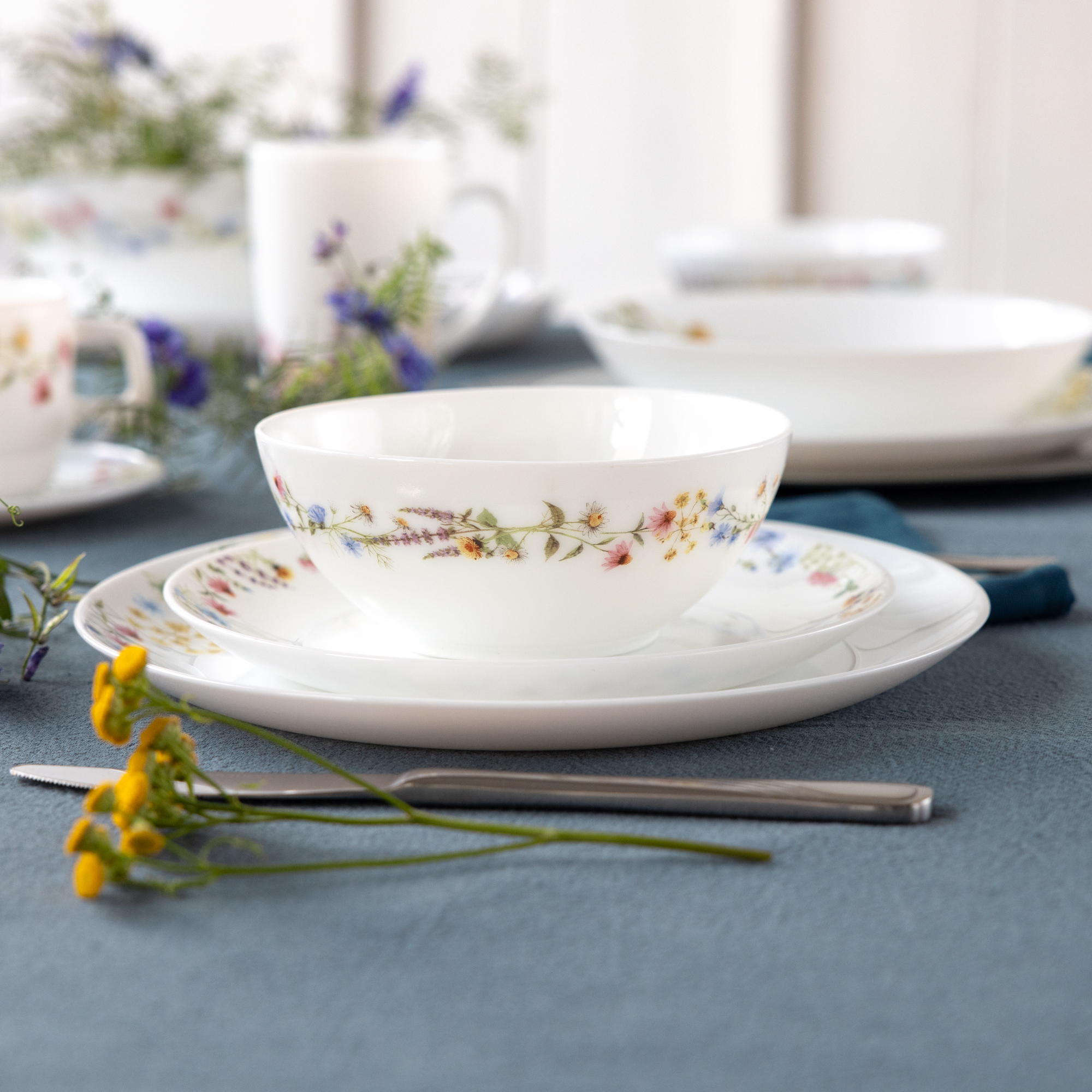 Middag- och kaffeservis för 6 personer Bloom 44-delars AMBITION