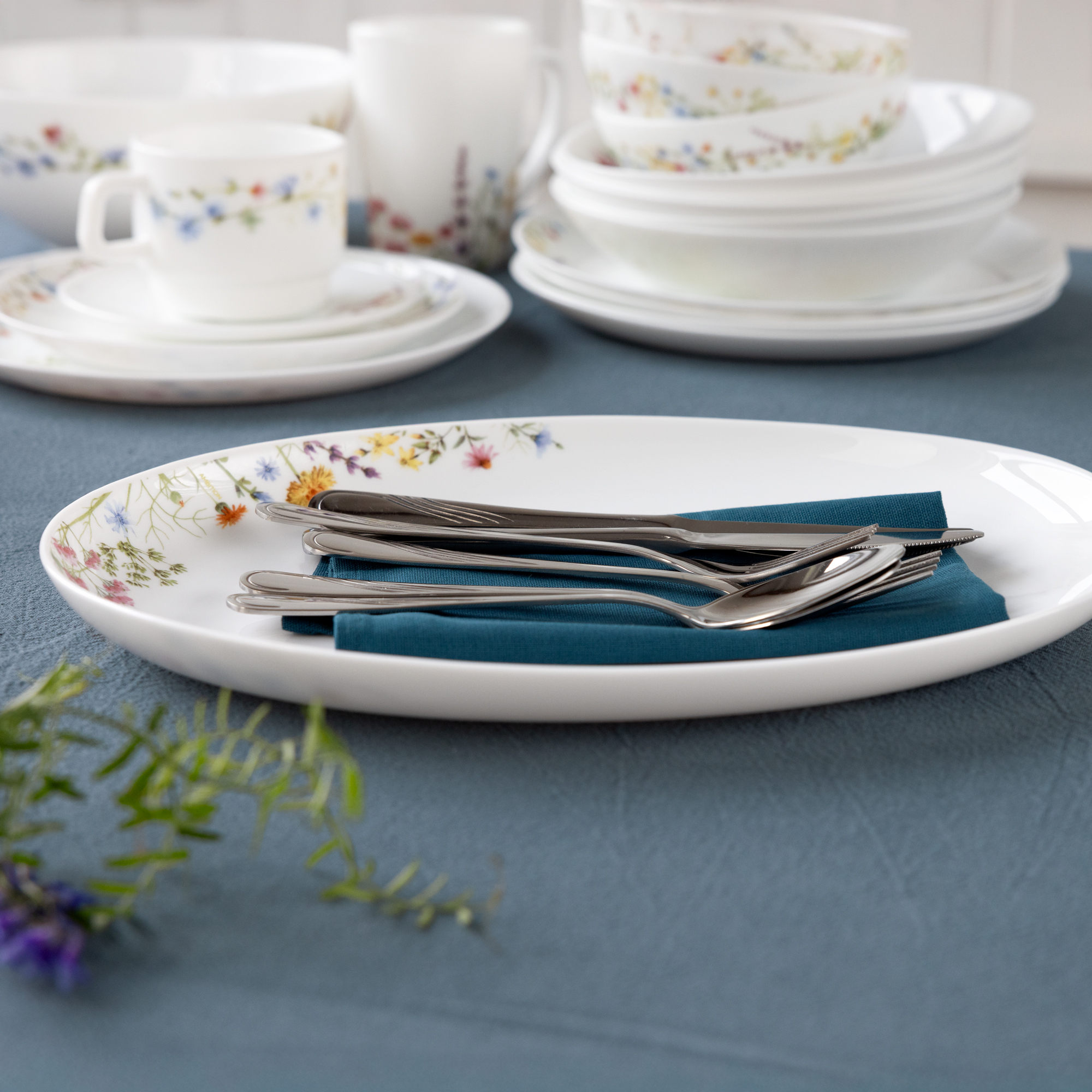Middag- och kaffeservis för 6 personer Bloom 44-delars AMBITION