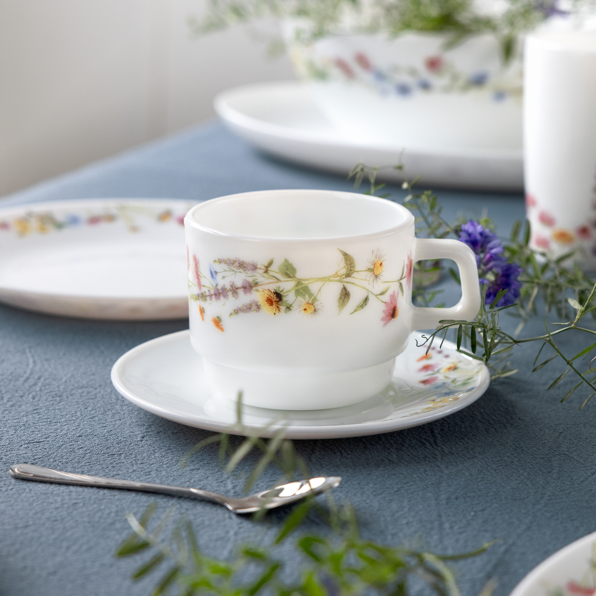 Middag- och kaffeservis för 6 personer Bloom 44-delars AMBITION