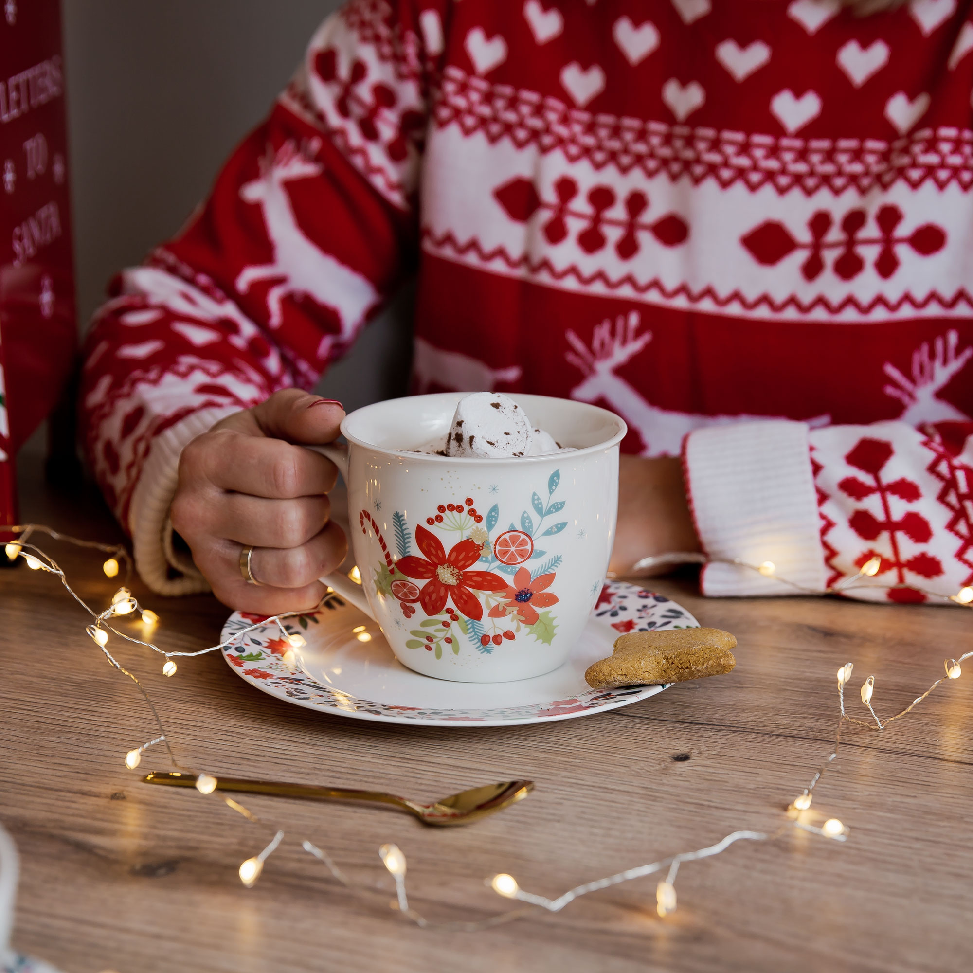 Bílý porcelánový hrnek Holly 550 ml AMBITION