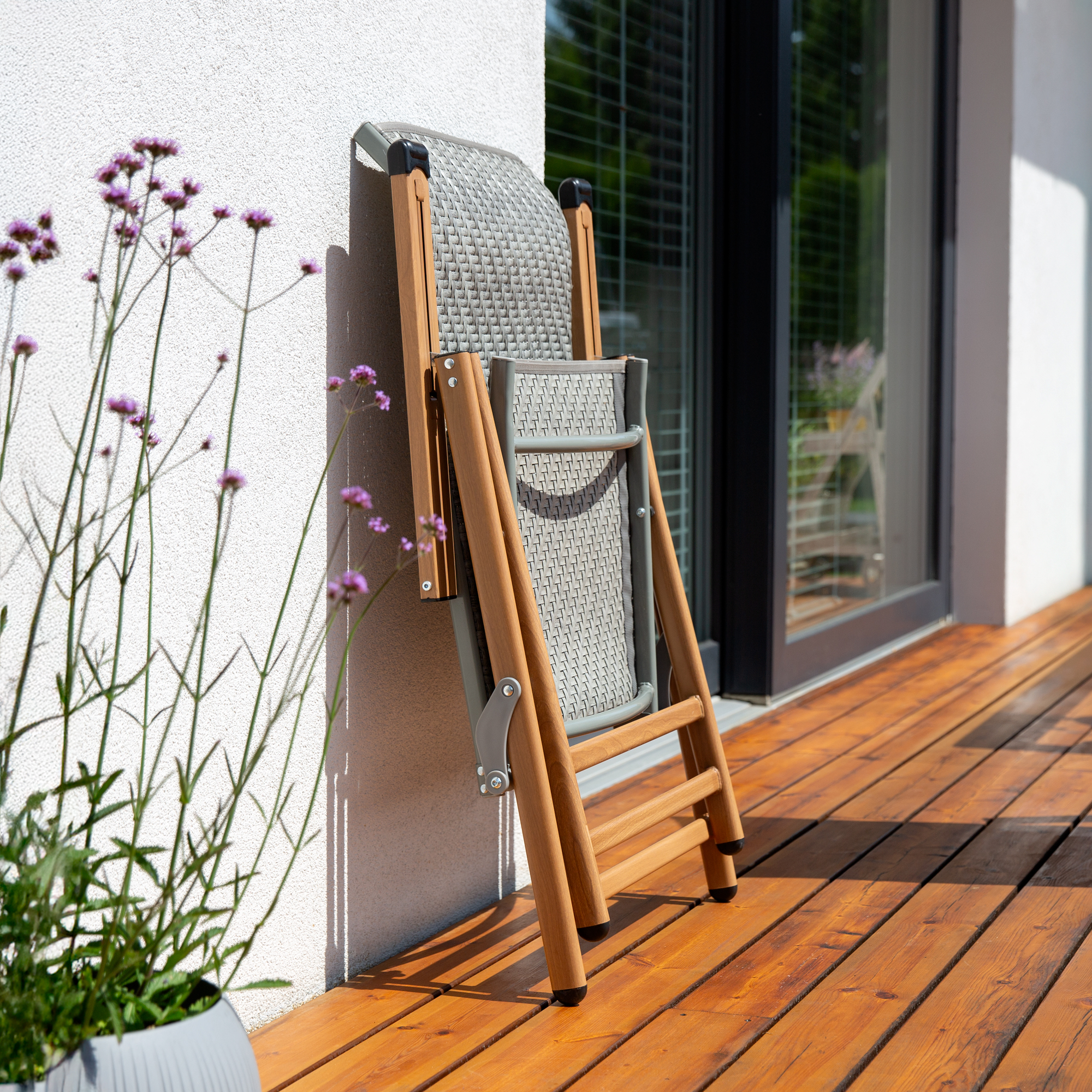 Skládací zahradní křeslo z oceli a technorattanu Emma Ash PATIO