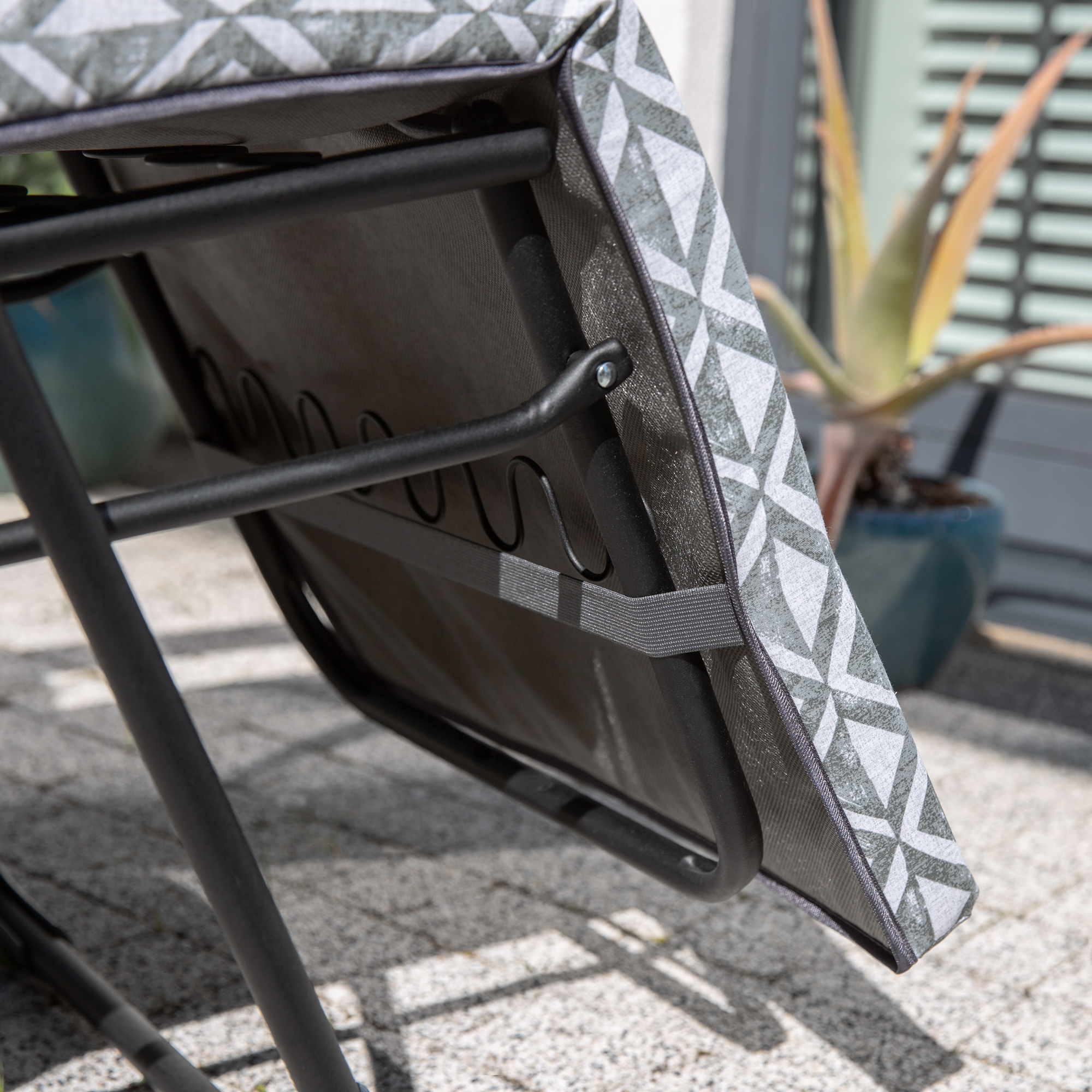 Polohovacie záhradné kreslo s podnožkou Barletta Plus Black Edition H039-06PB PATIO