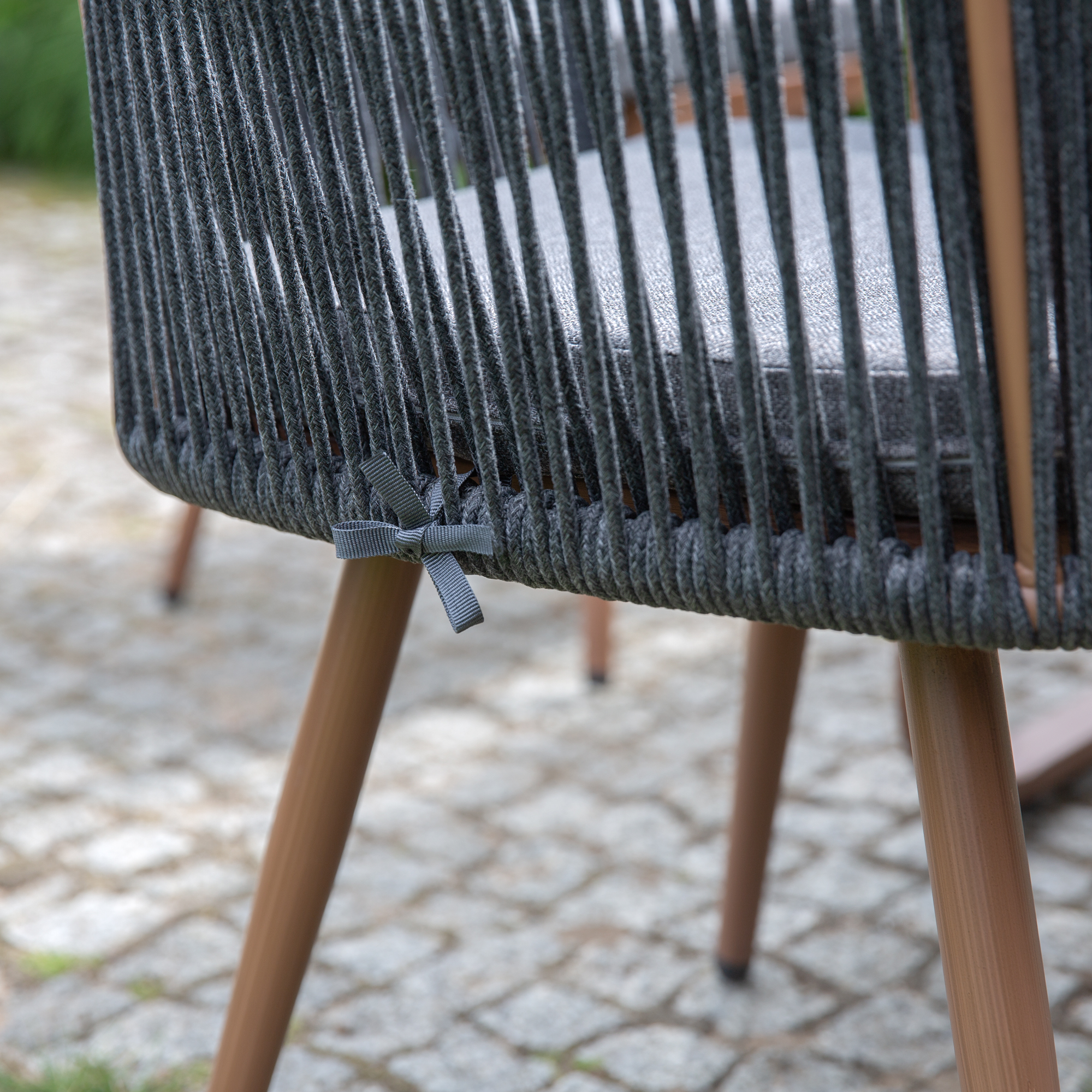 Souprava hnědo-černého zahradního nábytku Bernadette PATIO