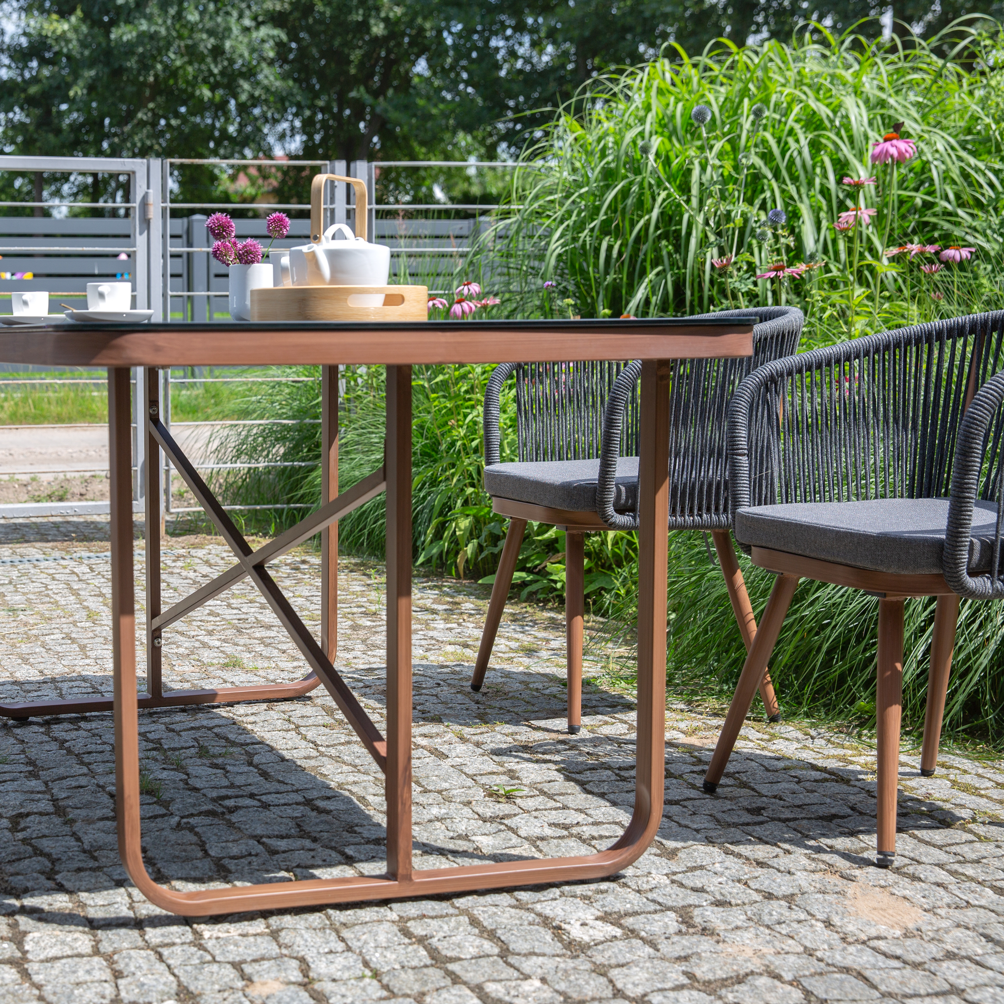 Souprava hnědo-černého zahradního nábytku Bernadette PATIO