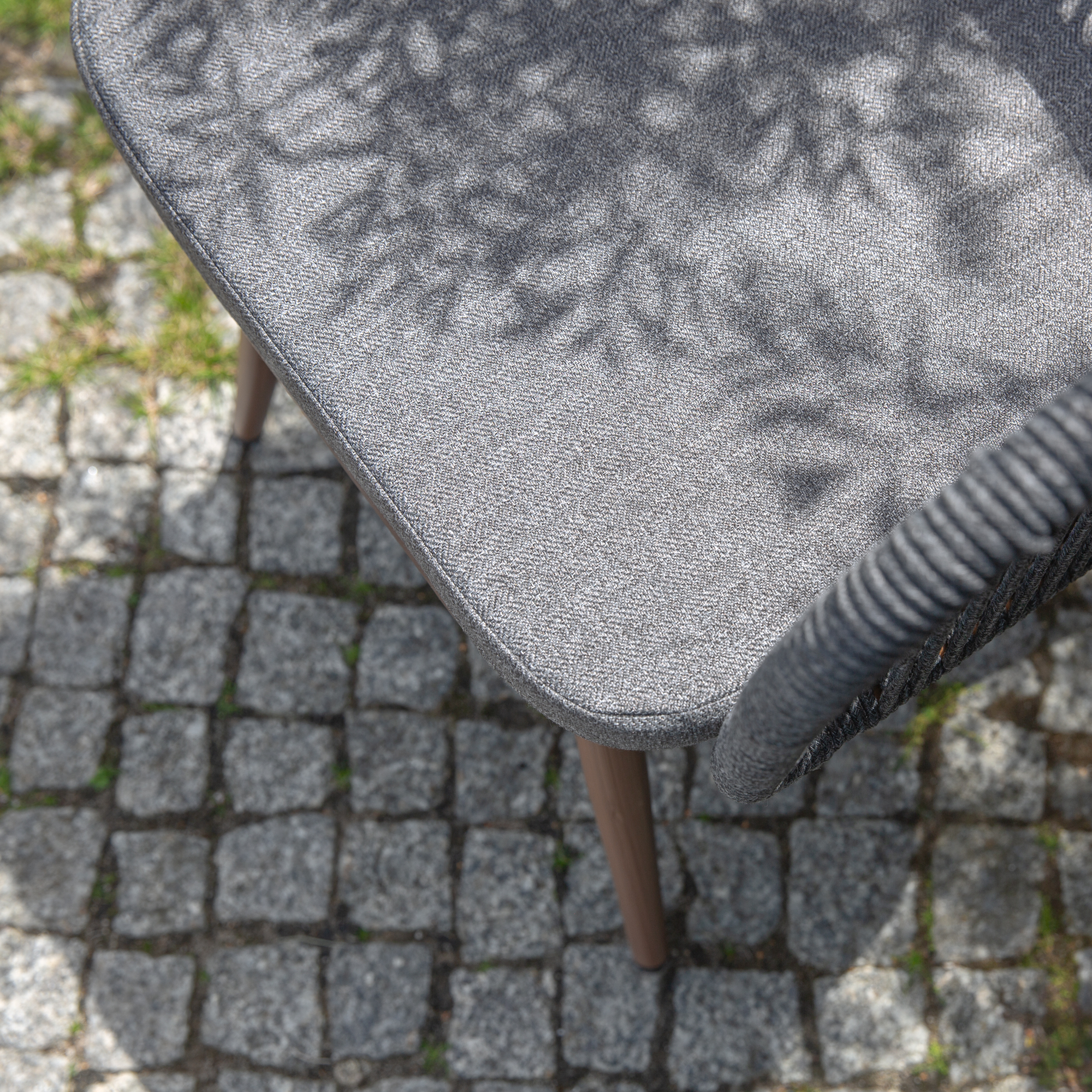 Souprava hnědo-černého zahradního nábytku Bernadette PATIO