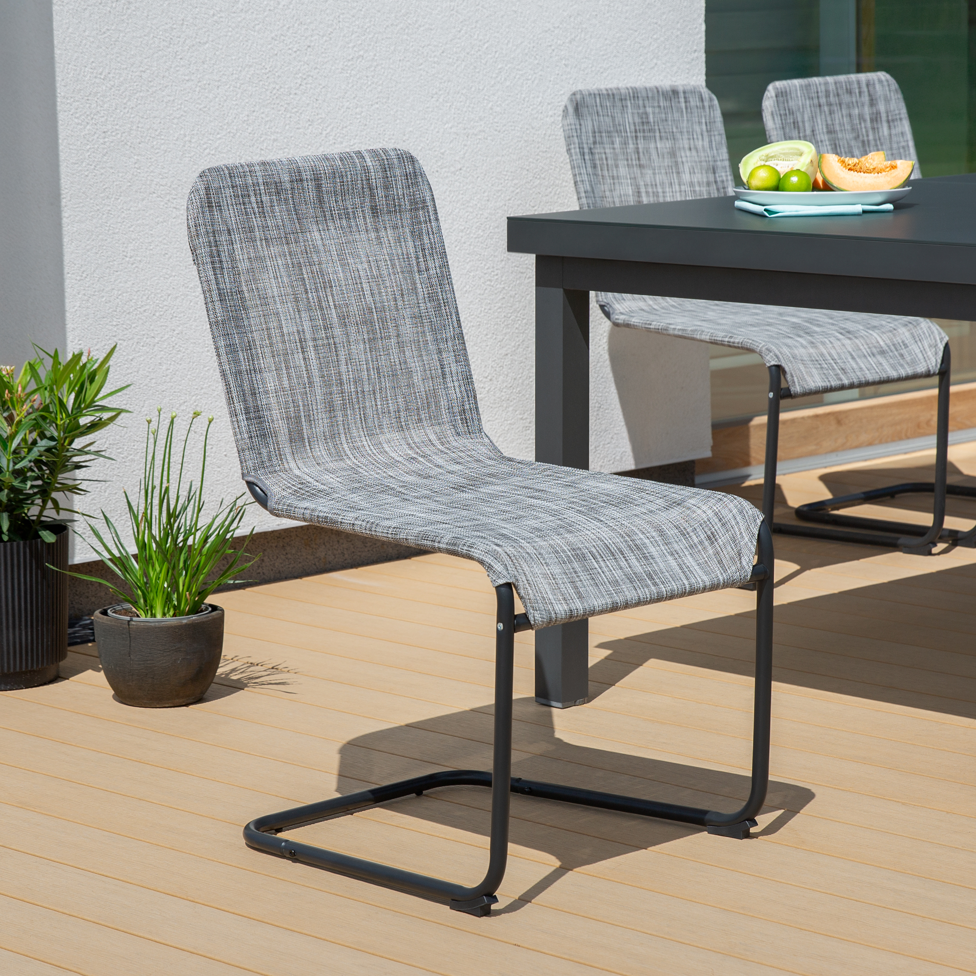 Šedá záhradná stolička Lincoln PATIO