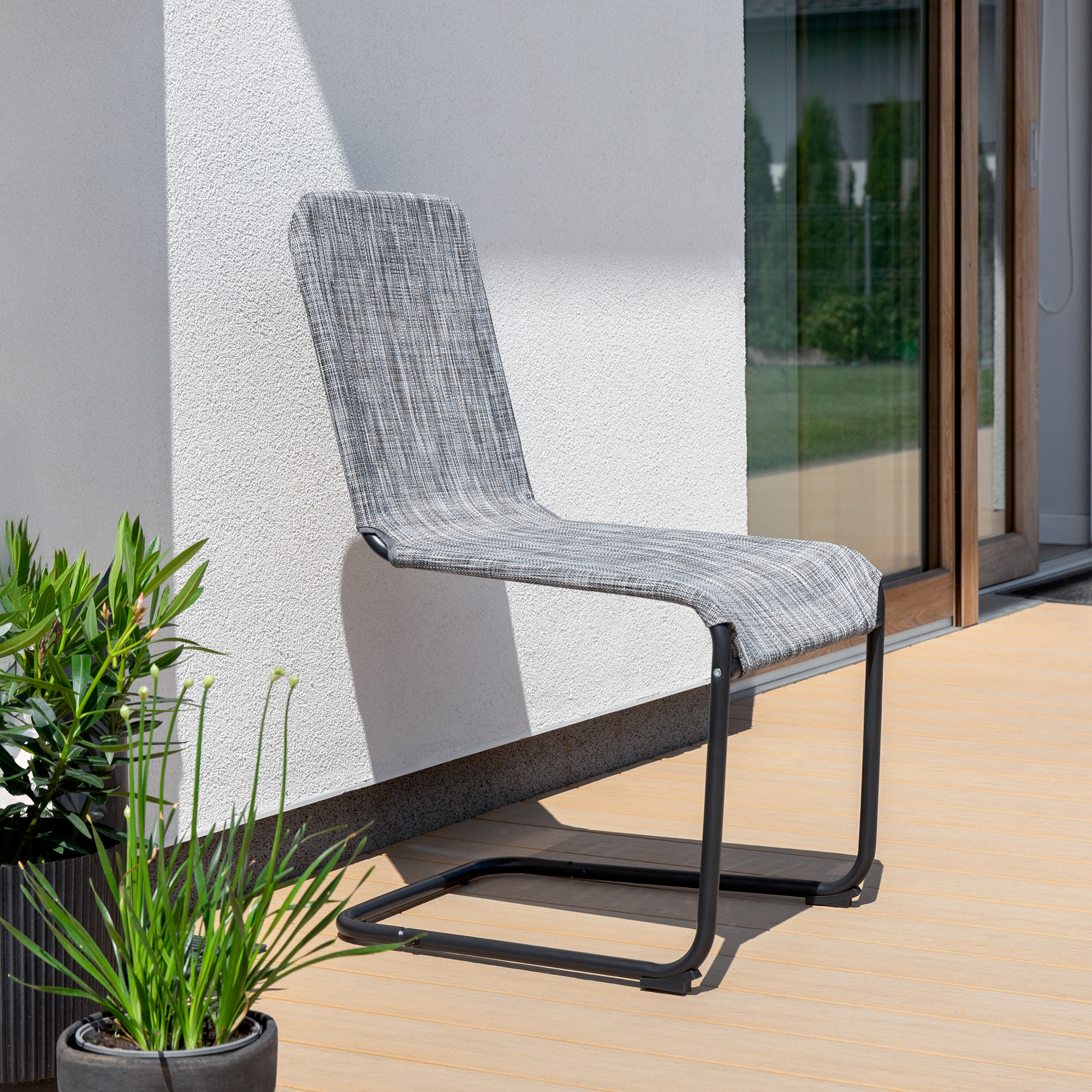 Šedá záhradná stolička Lincoln PATIO