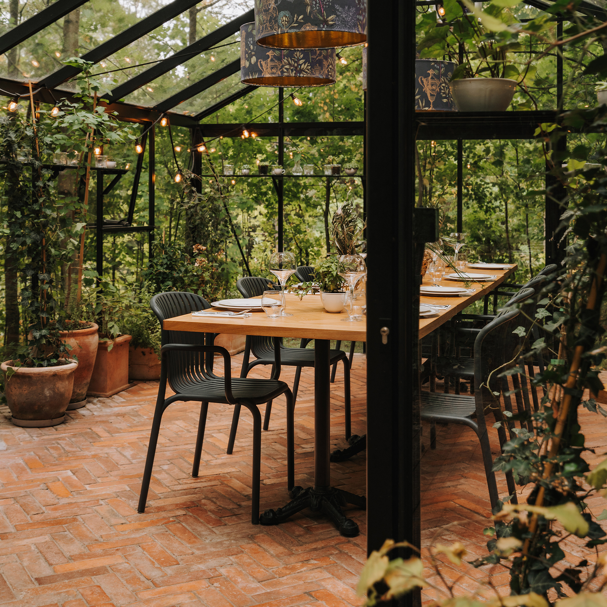 Sedia da giardino con braccioli Brene Carbon FERNE