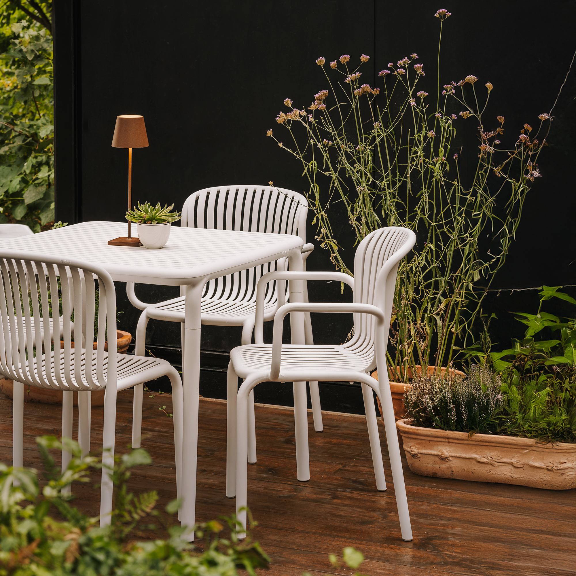 Sedia da giardino con braccioli Brene White FERNE