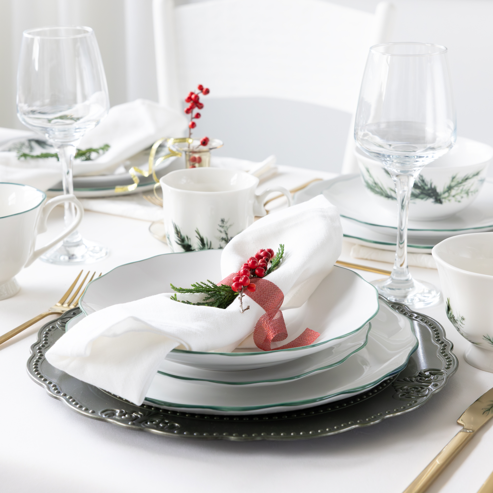 Porcelánový mělký talíř Verge 27 cm AMBITION