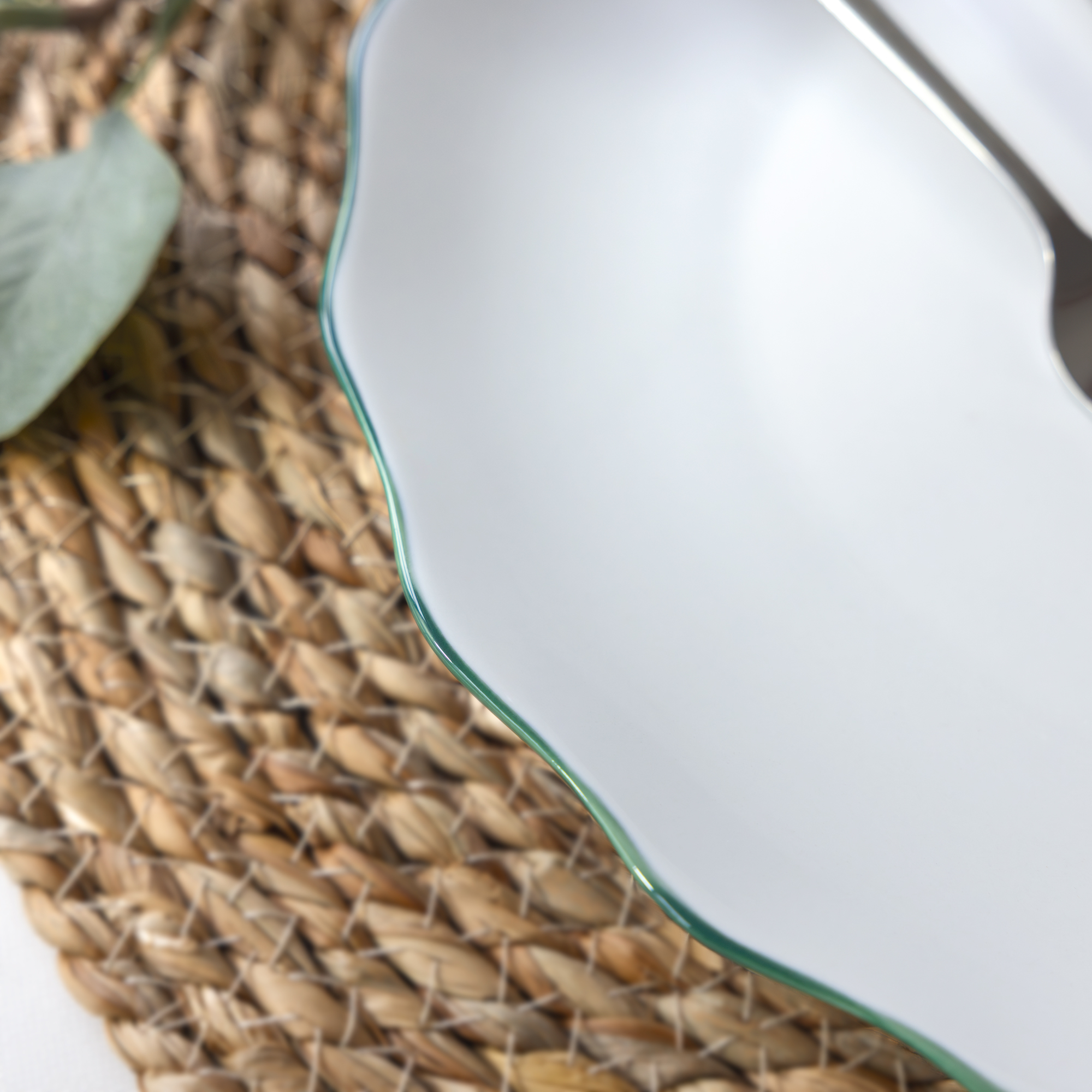 Porcelánový mělký talíř Verge 27 cm AMBITION