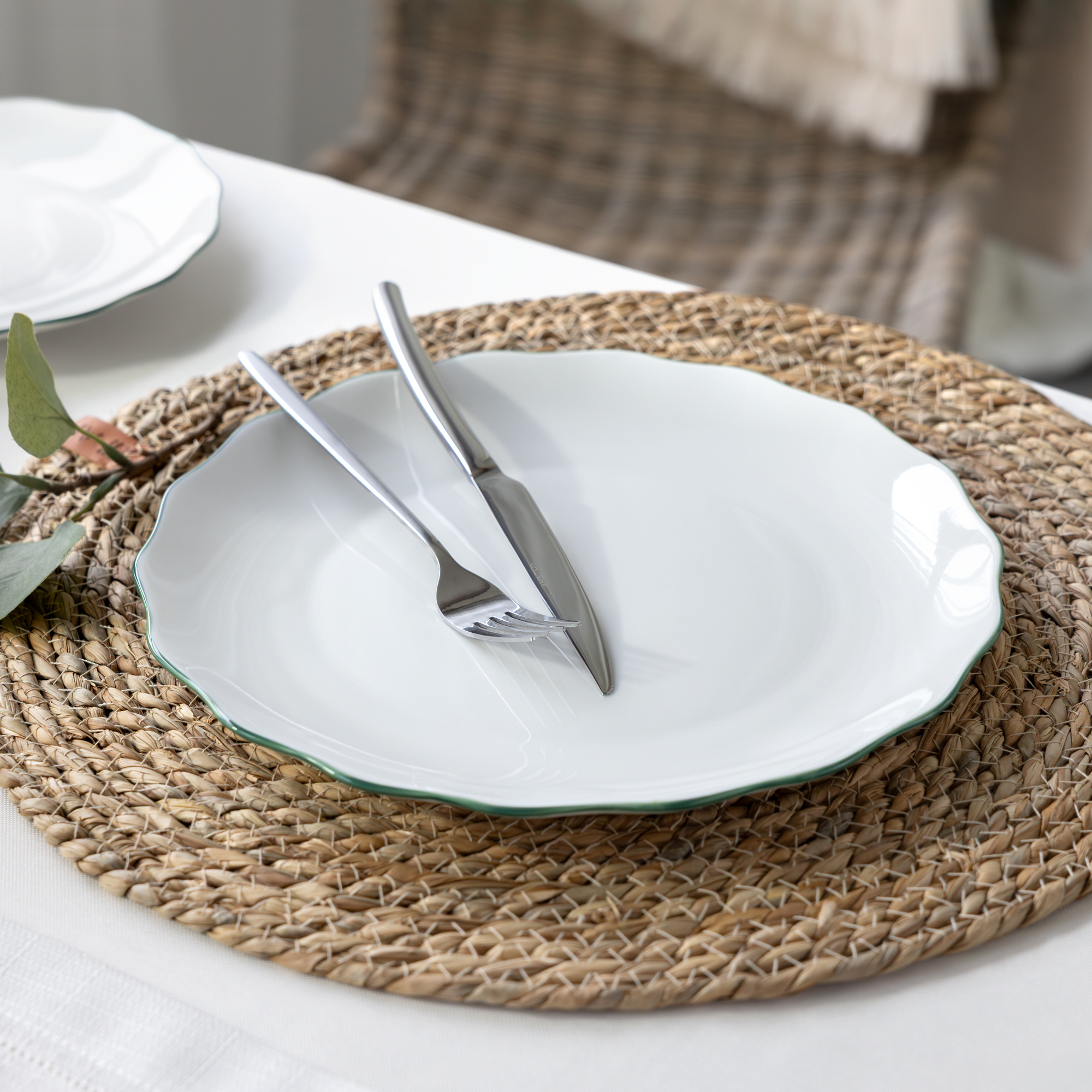 Porcelánový mělký talíř Verge 27 cm AMBITION