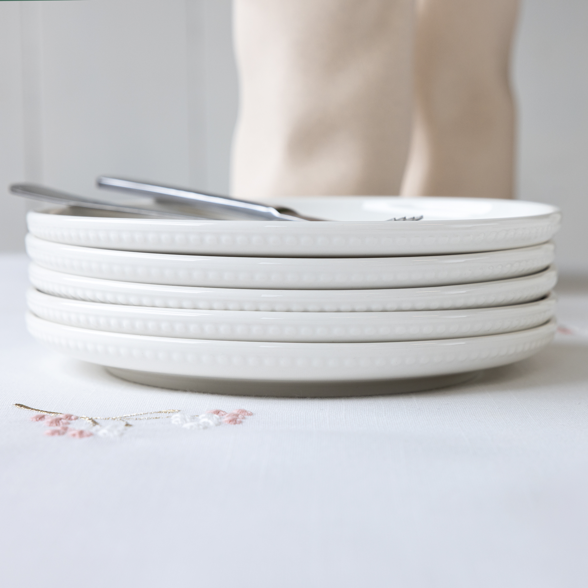 Porcelánový mělký talíř Perline 27 cm AMBITION