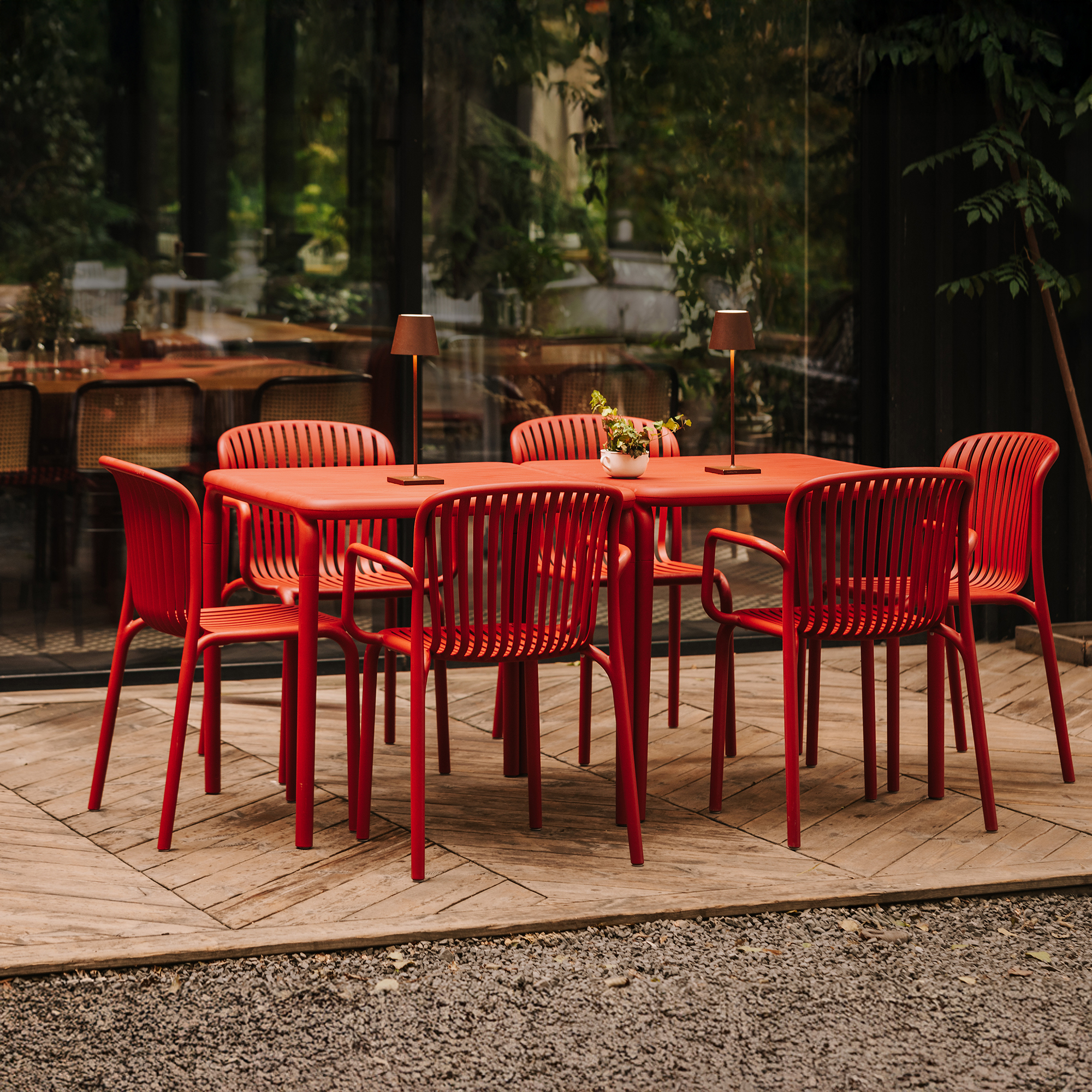 Plastová záhradná stolička s podrúčkami Brene Retro Red FERNE