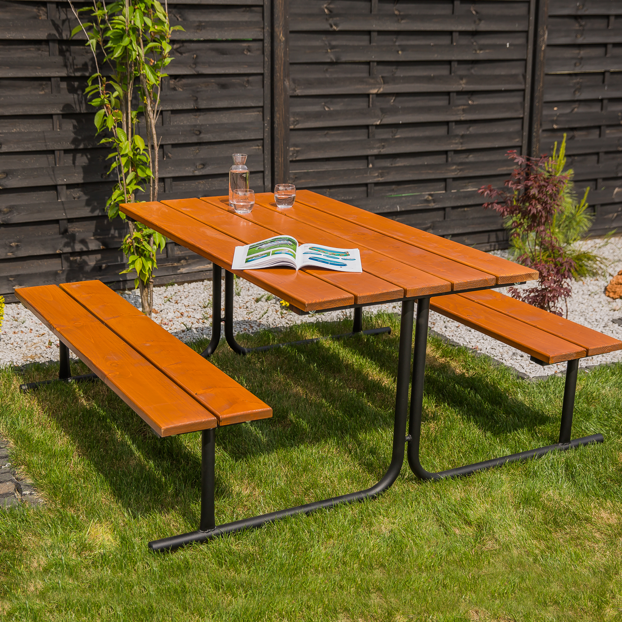Piknikový dřevěný stůl s lavičkami 172 x 150 x 73 cm PATIO