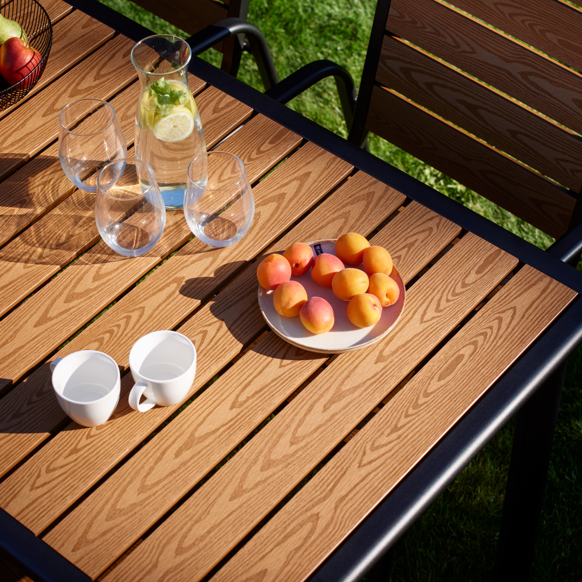 Hnědý zahradní stůl Solar 160 x 90 cm PATIO (bez židlí)