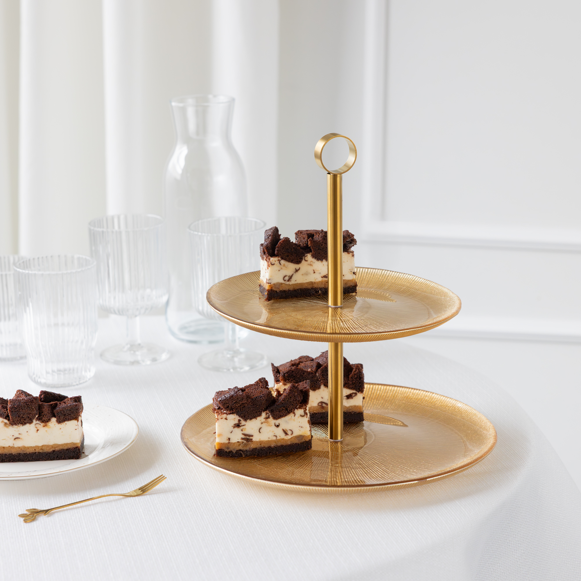 Dvojposchodová sklenená servírovacia tácka Serve Gold 21/27 cm AMBITION