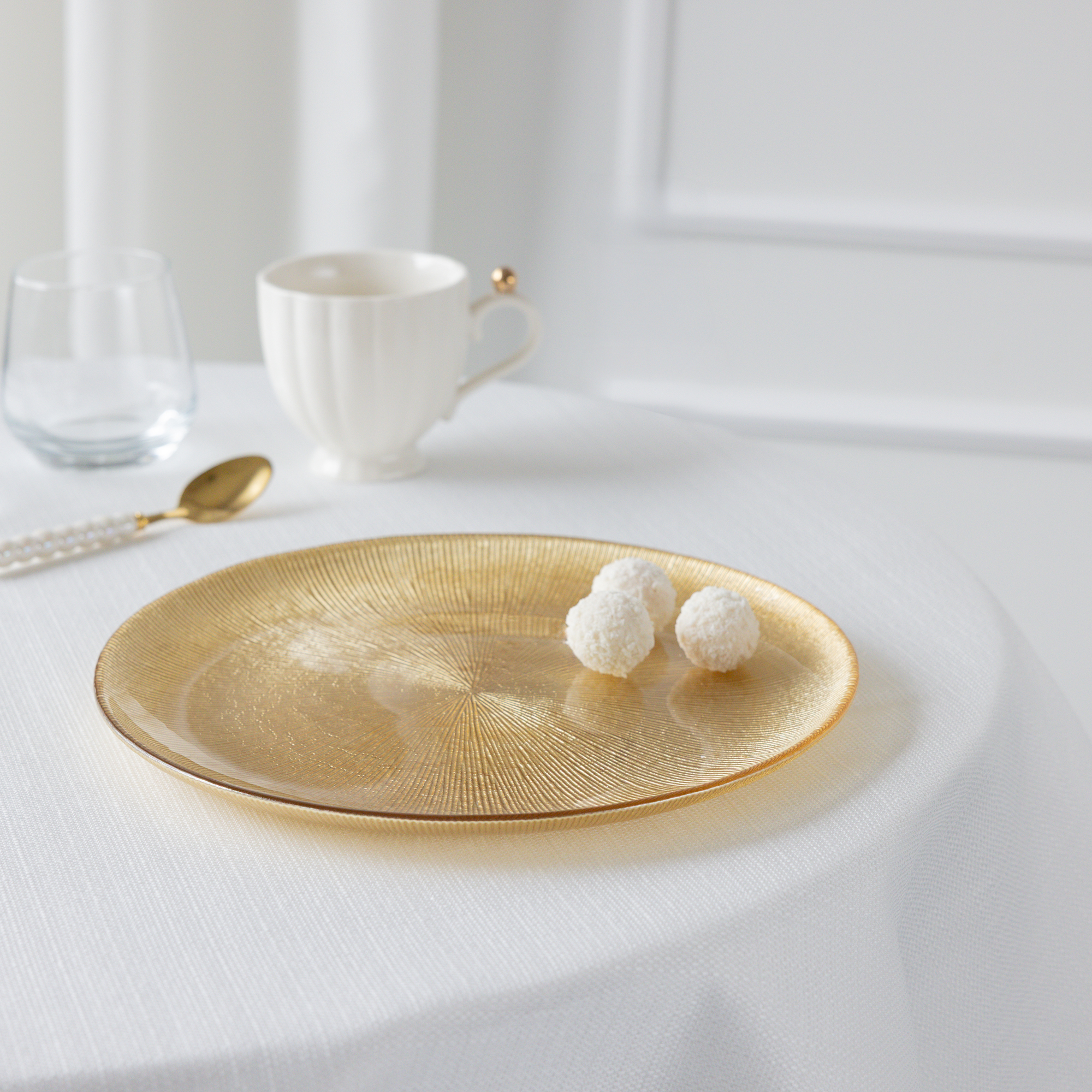 Sklenený servírovací tanier Serve Gold 27 cm AMBITION