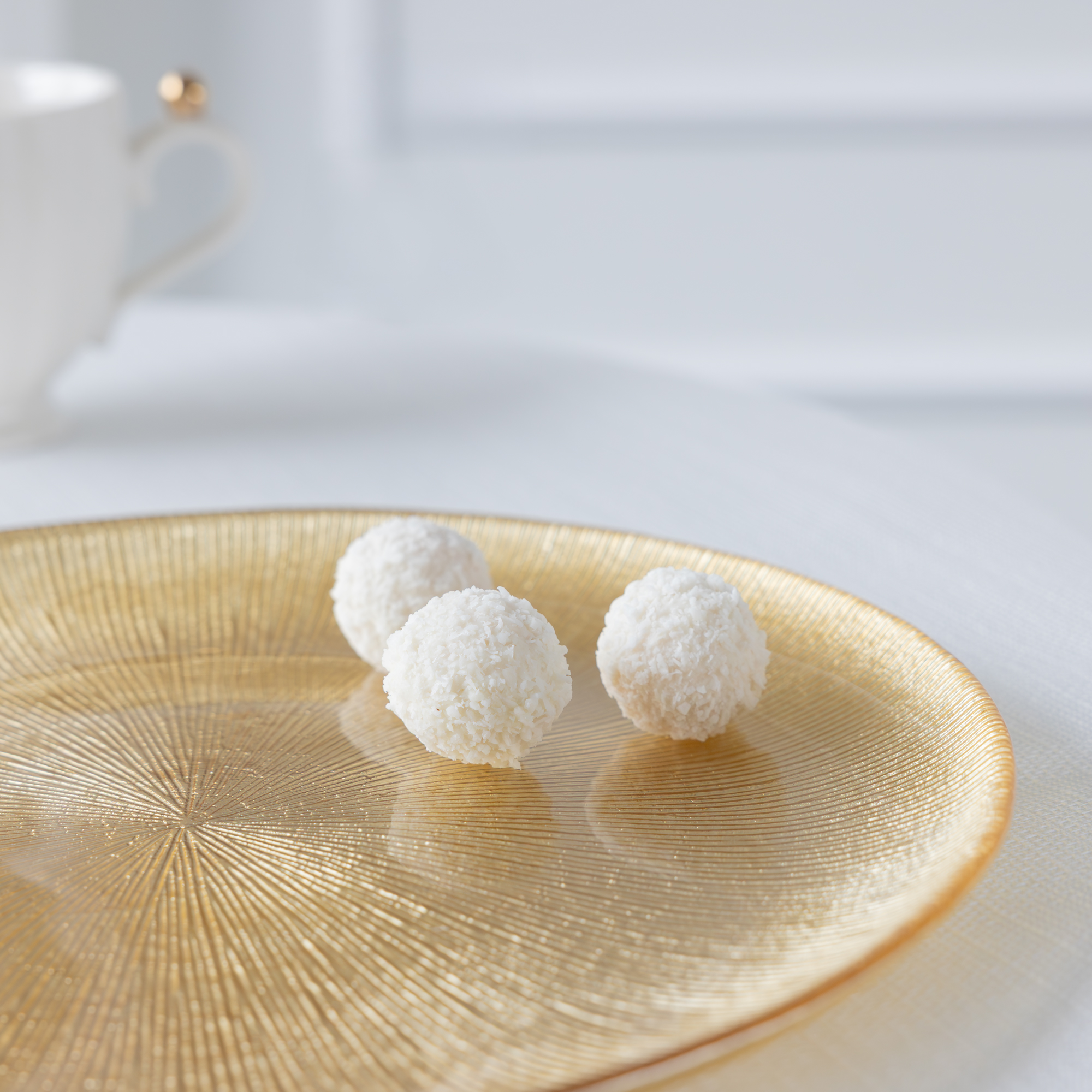 Sklenený servírovací tanier Serve Gold 27 cm AMBITION