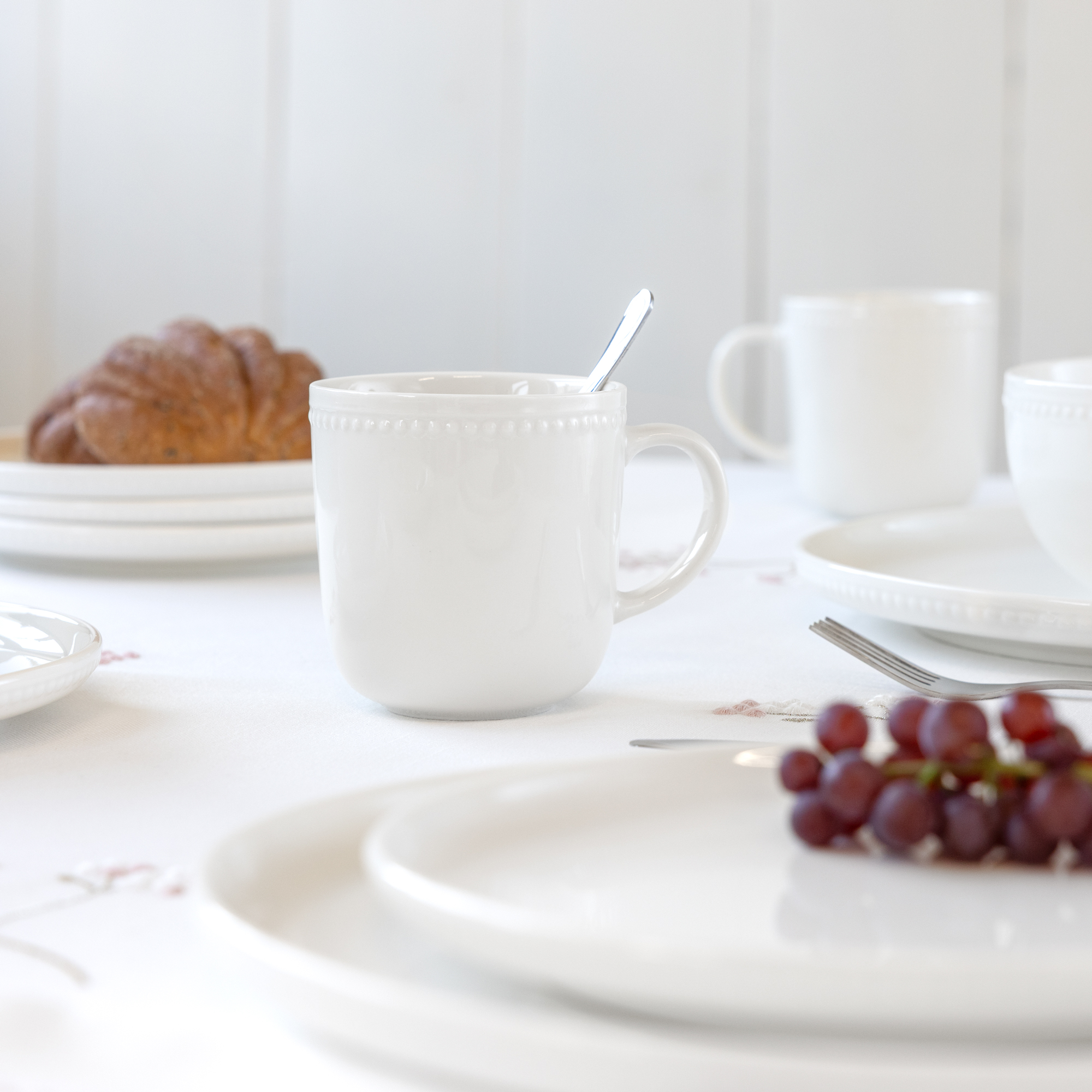 Bílý porcelánový hrnek Perline 380 ml AMBITION