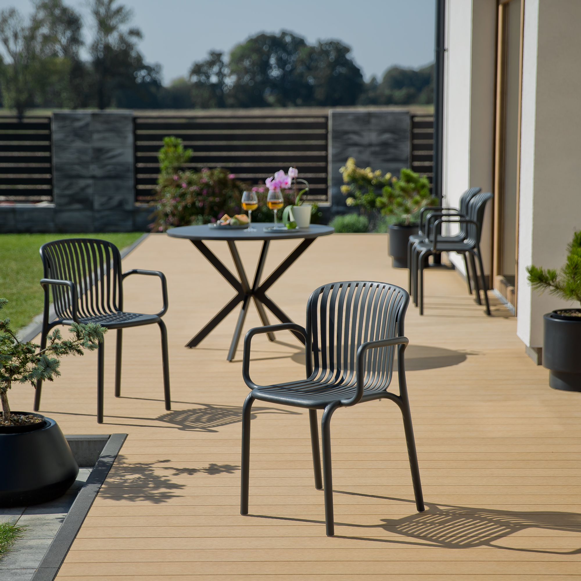 Sedia da giardino con braccioli Brene Carbon FERNE